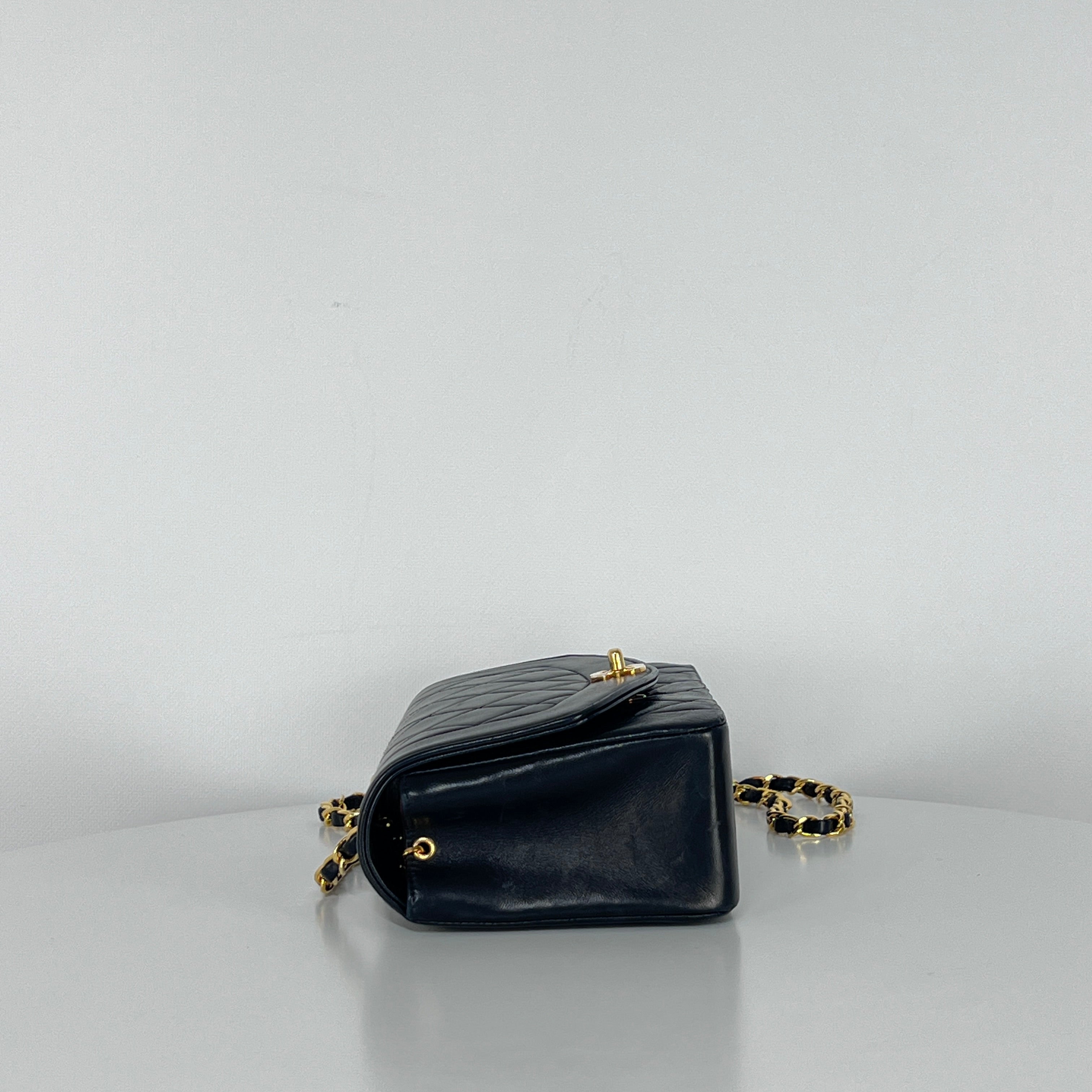 Sac à main CHANEL Diana Small cuir d'agneau noir