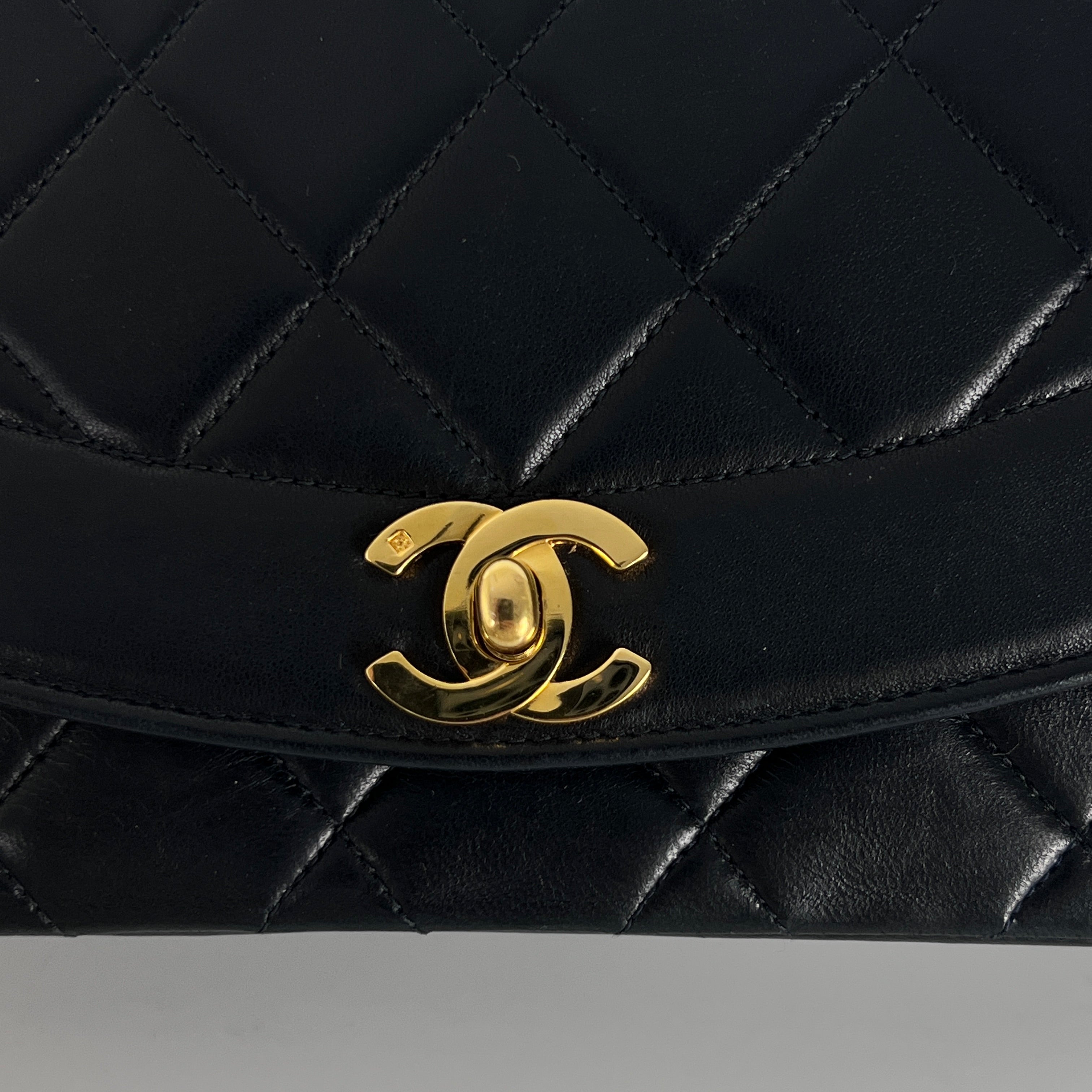 Sac à main CHANEL Diana Small cuir d'agneau noir