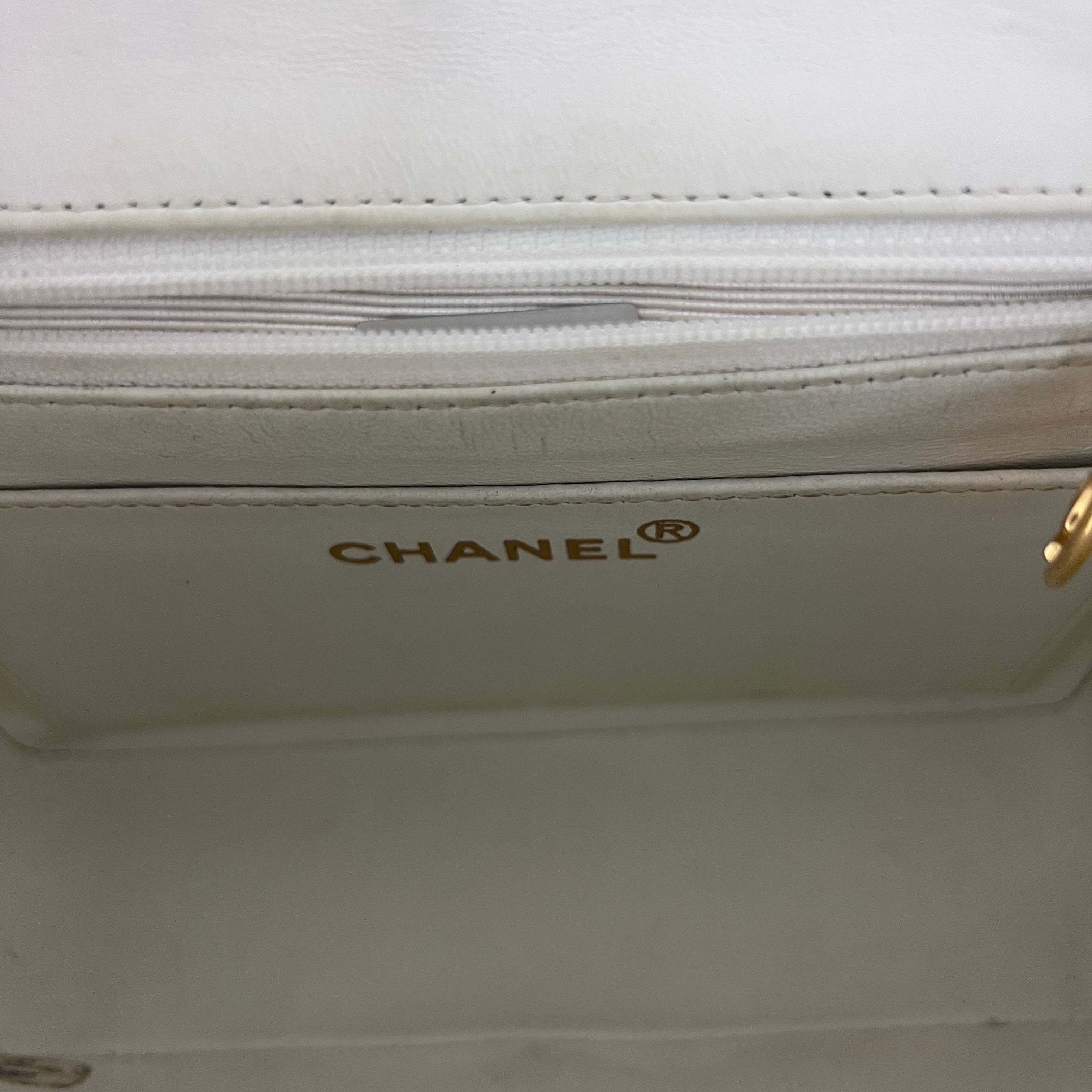 Sac à main CHANEL Timeless Classique Mini  Simple Flap cuir d'agneau blanc