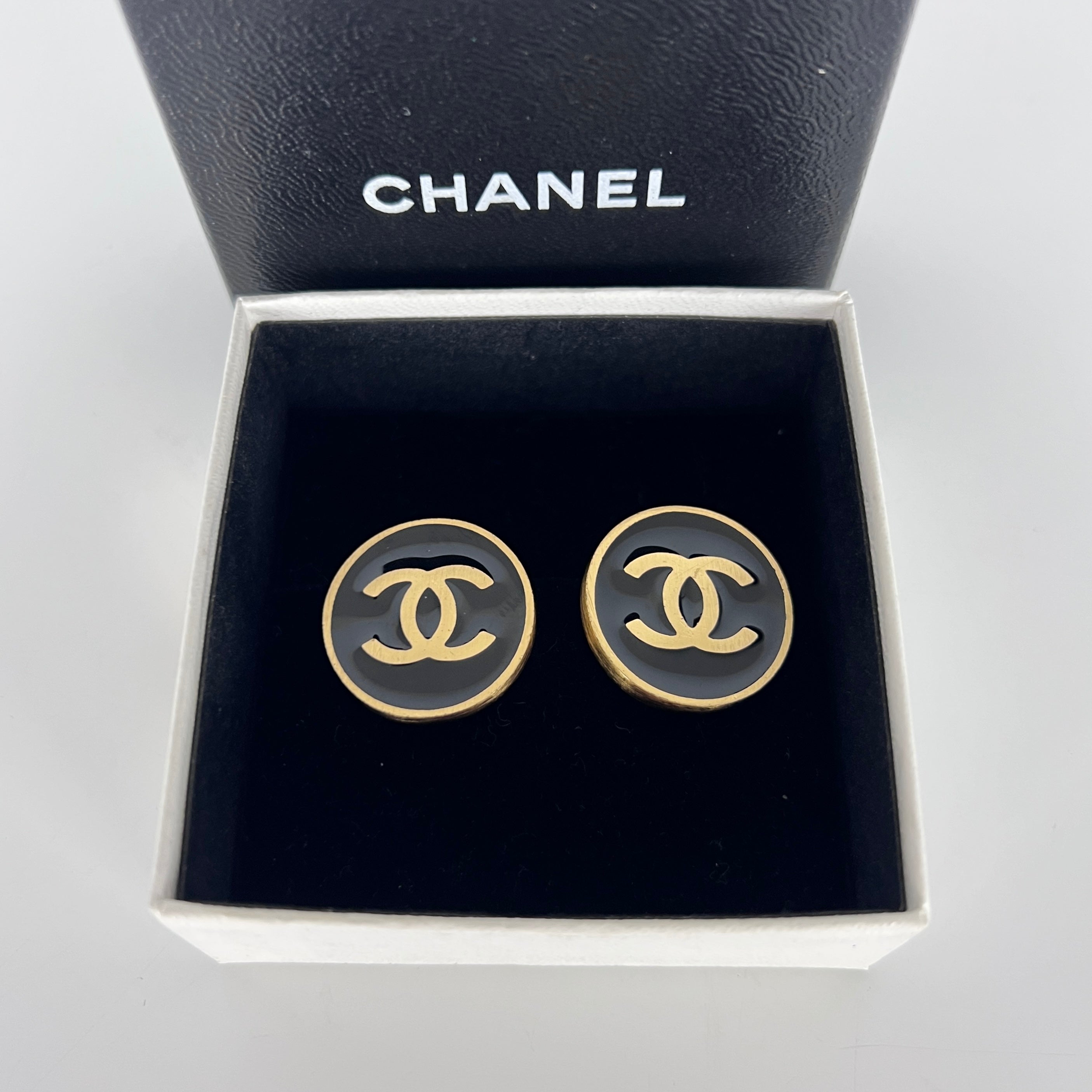 Boucles d'oreilles CHANEL CC Clip On métal doré