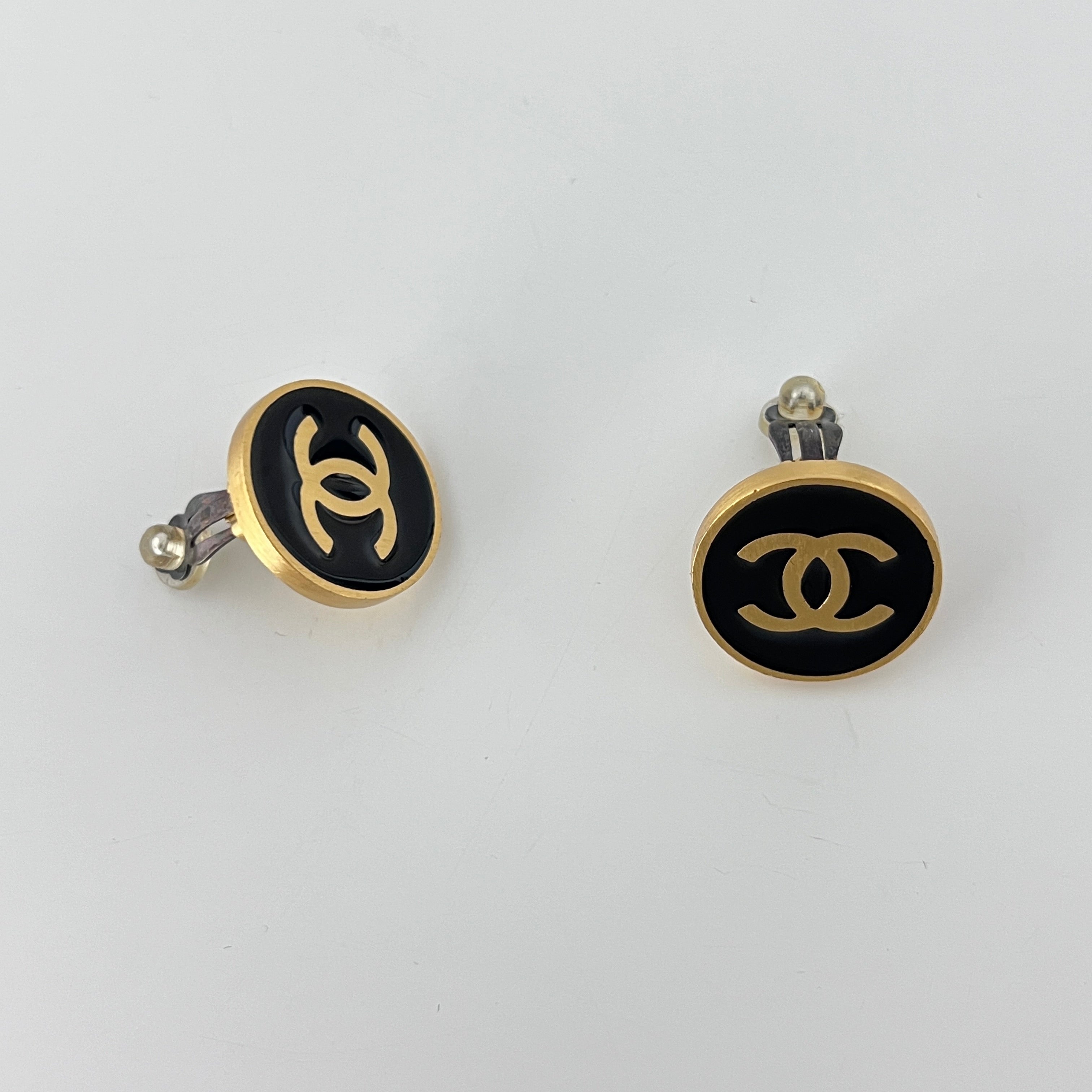 Boucles d'oreilles CHANEL CC Clip On métal doré