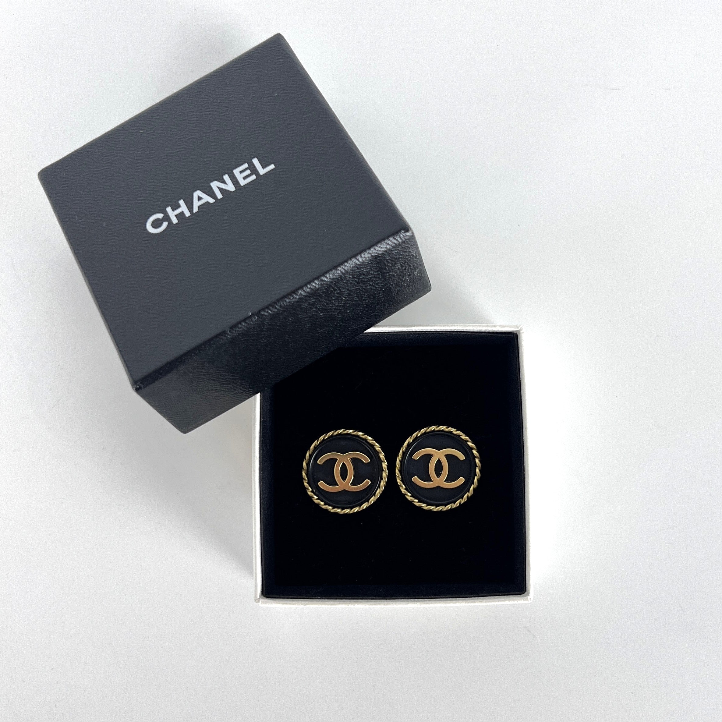 Boucles d'oreilles CHANEL CC Clip On métal doré