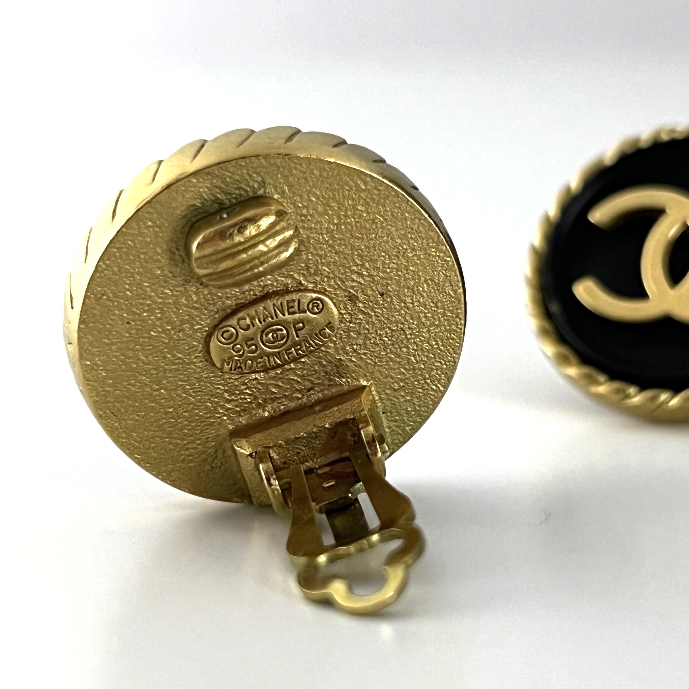 Boucles d'oreilles CHANEL CC Clip On métal doré