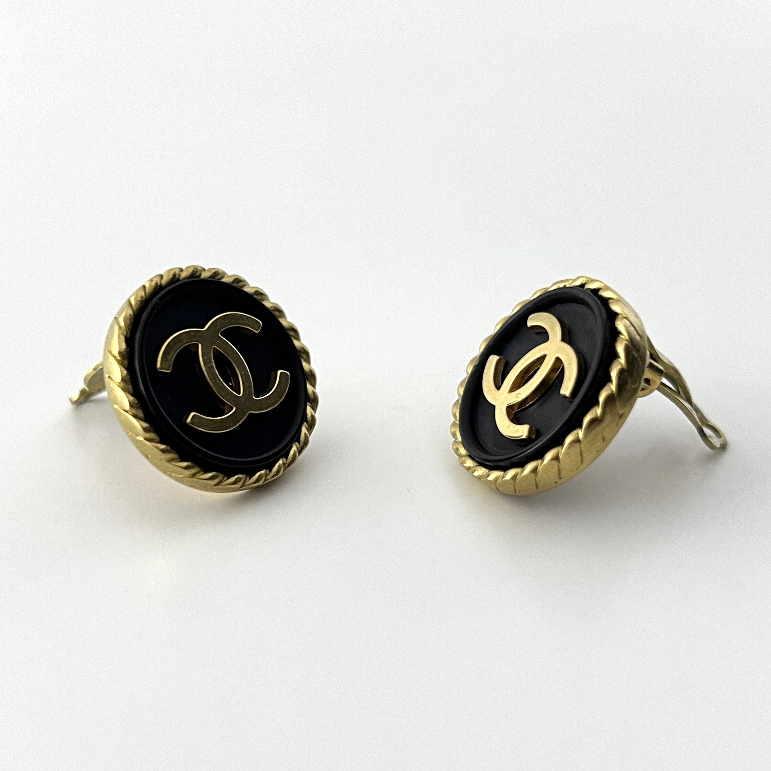 Boucles d'oreilles CHANEL CC Clip On métal doré