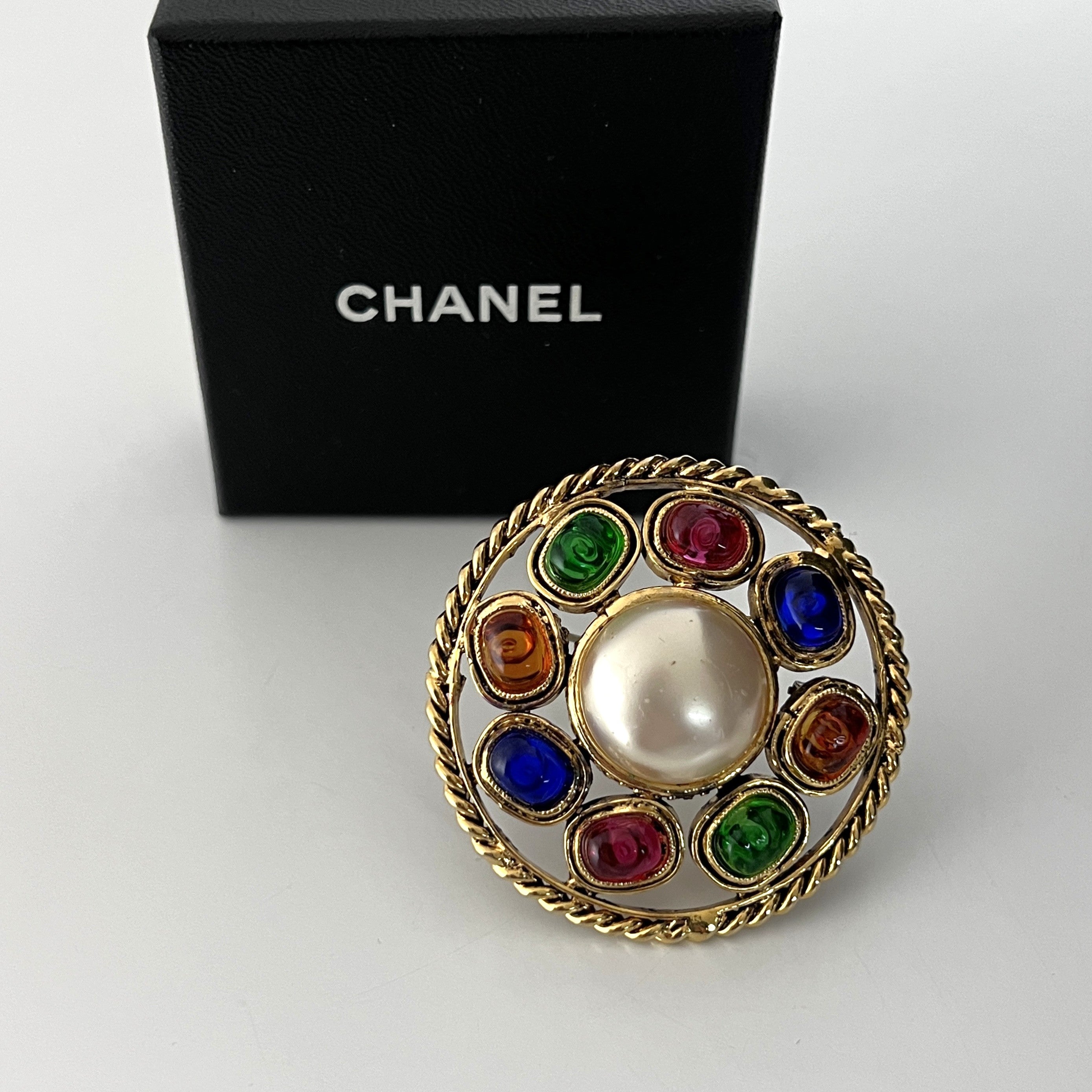 Broche CHANEL Gripoix métal doré vintage | LOVAGAIN