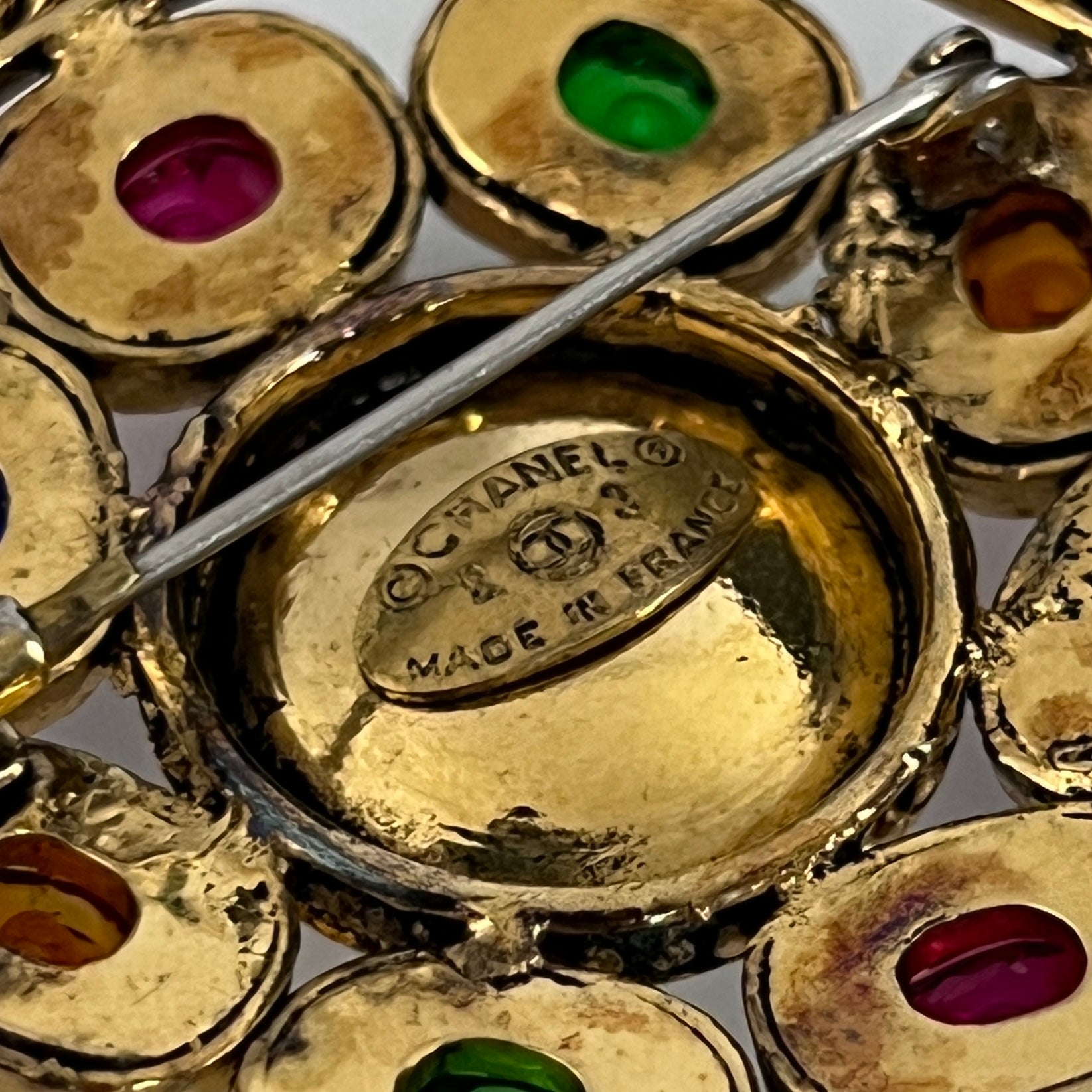 Broche CHANEL Gripoix métal doré