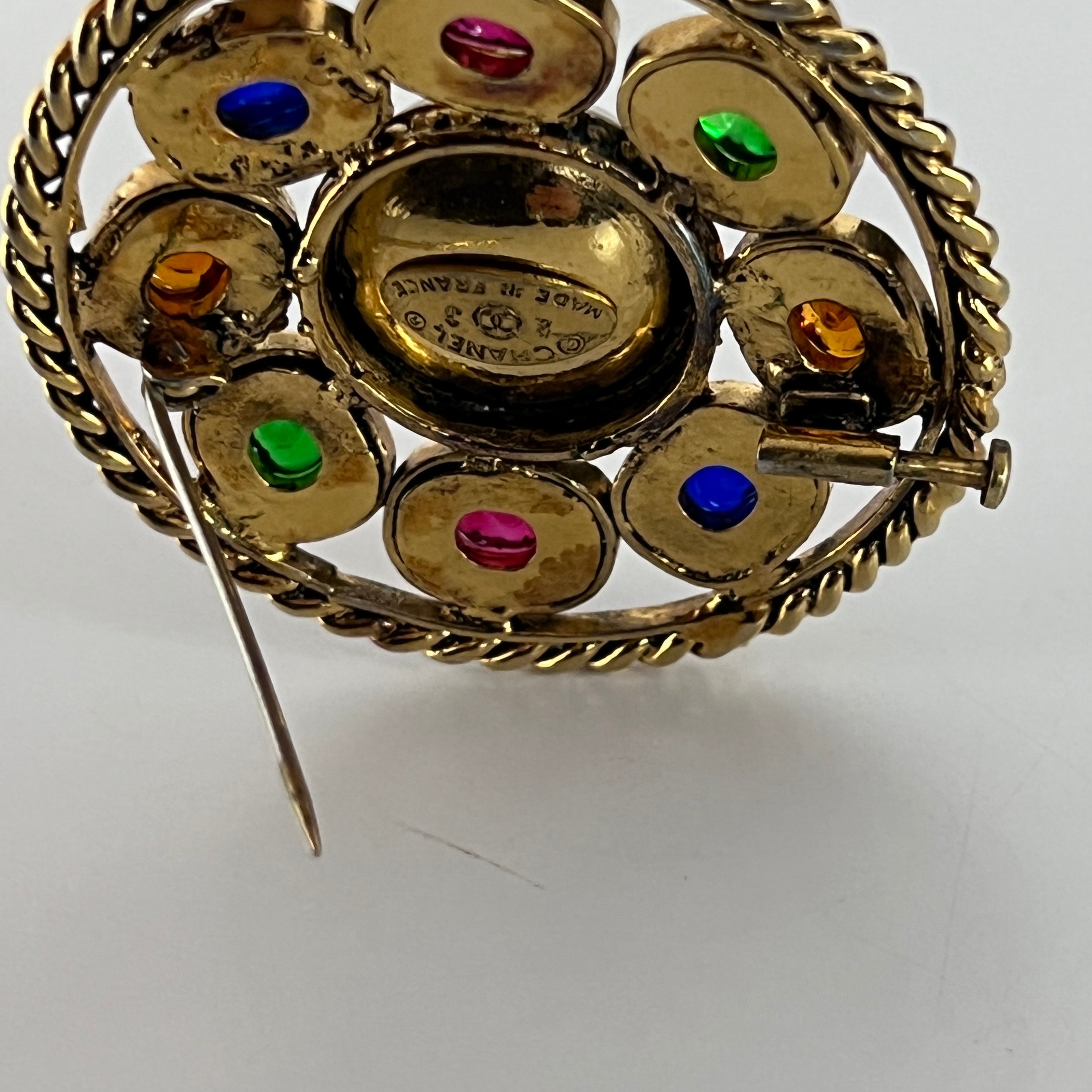 Broche CHANEL Gripoix métal doré vintage | LOVAGAIN