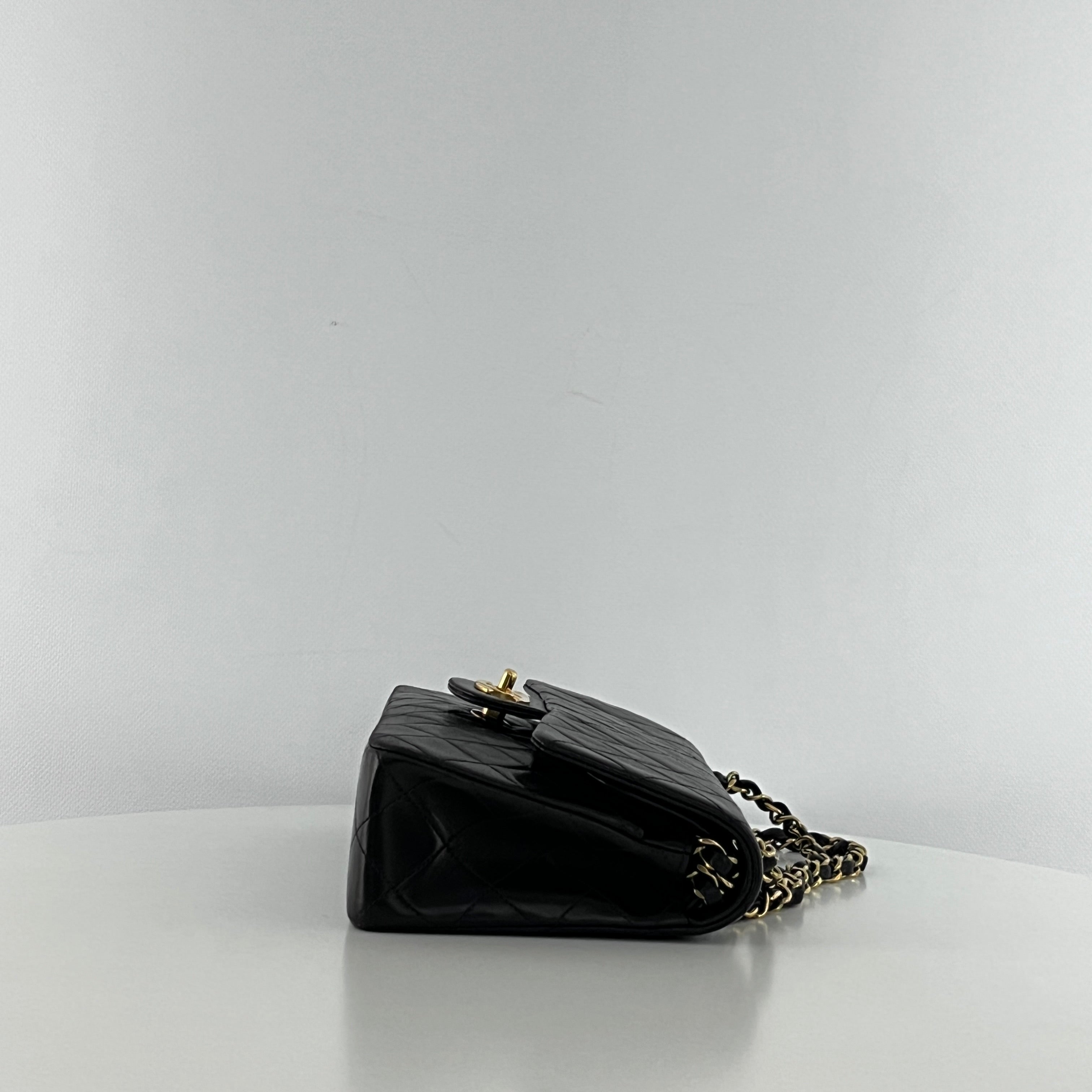 Sac à main CHANEL Timeless Classique Small Double Flap cuir d'agneau noir