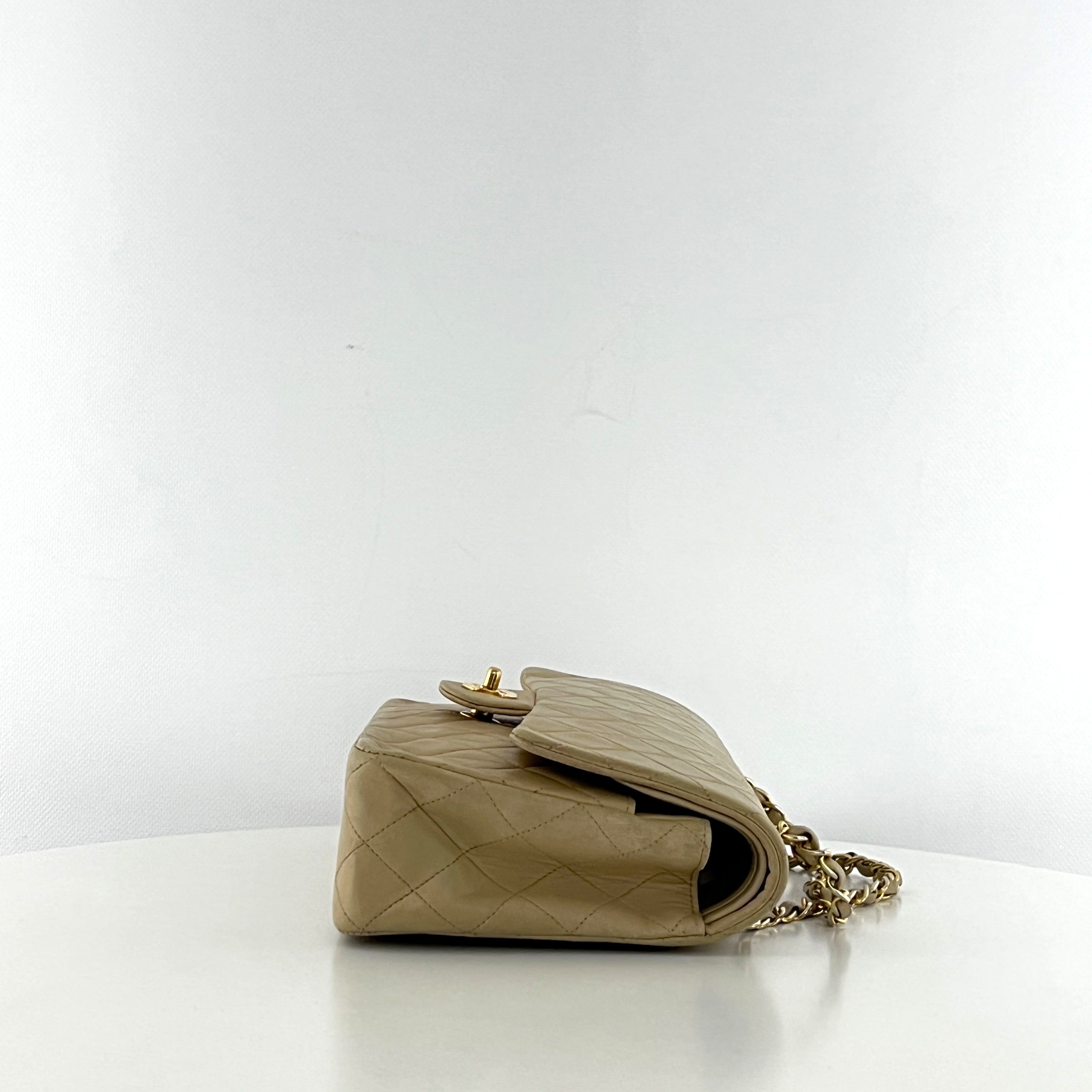 Sac à main CHANEL Timeless Classique Medium Double Flap cuir d'agneau beige
