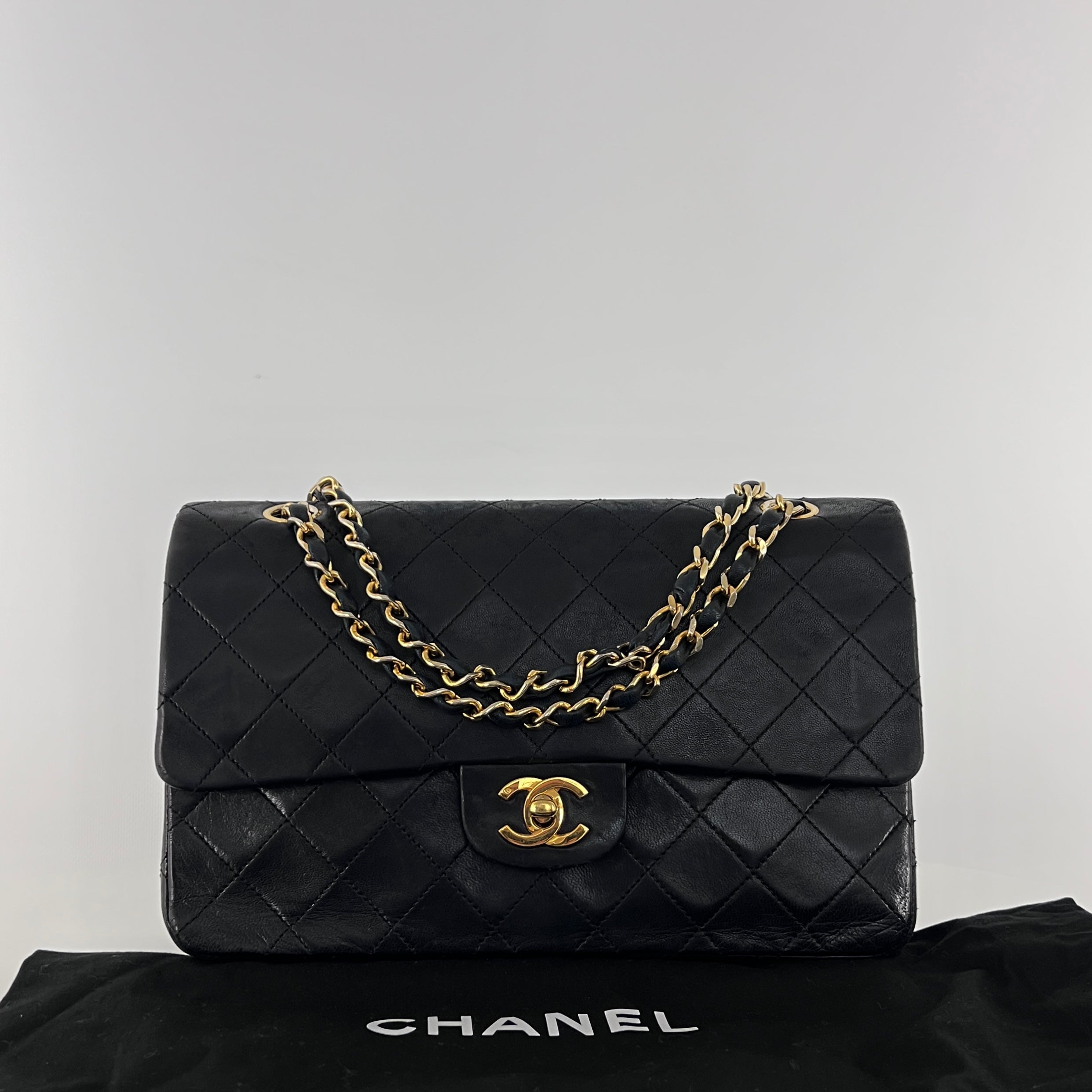 Sac à main CHANEL Timeless Classique Medium Double Flap cuir d'agneau noir