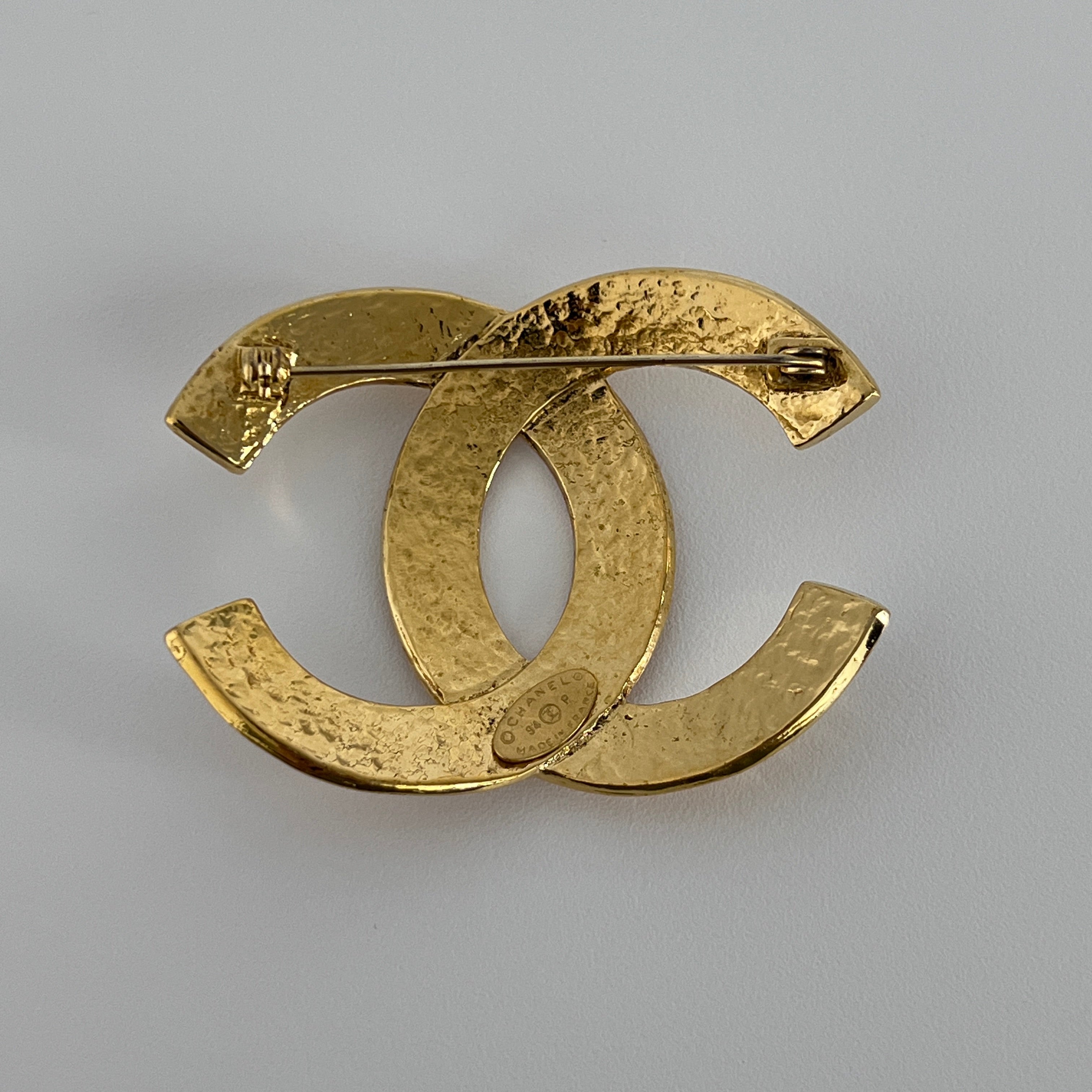Broche CHANEL CC métal doré