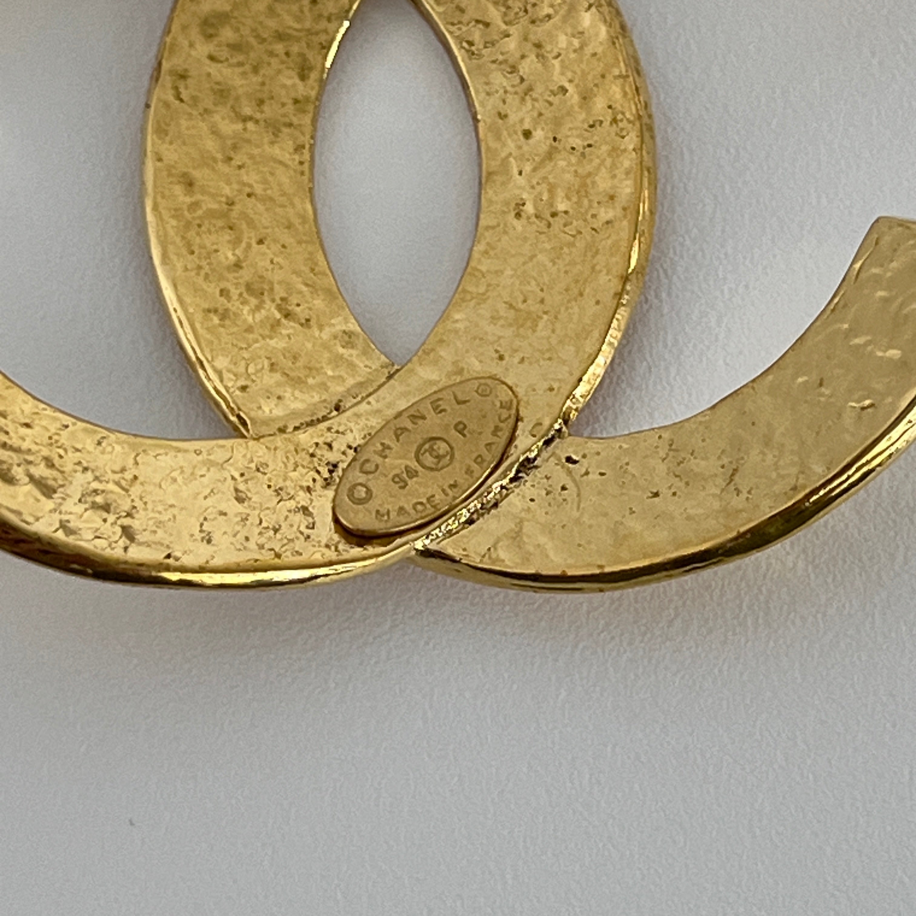 Broche CHANEL CC métal doré