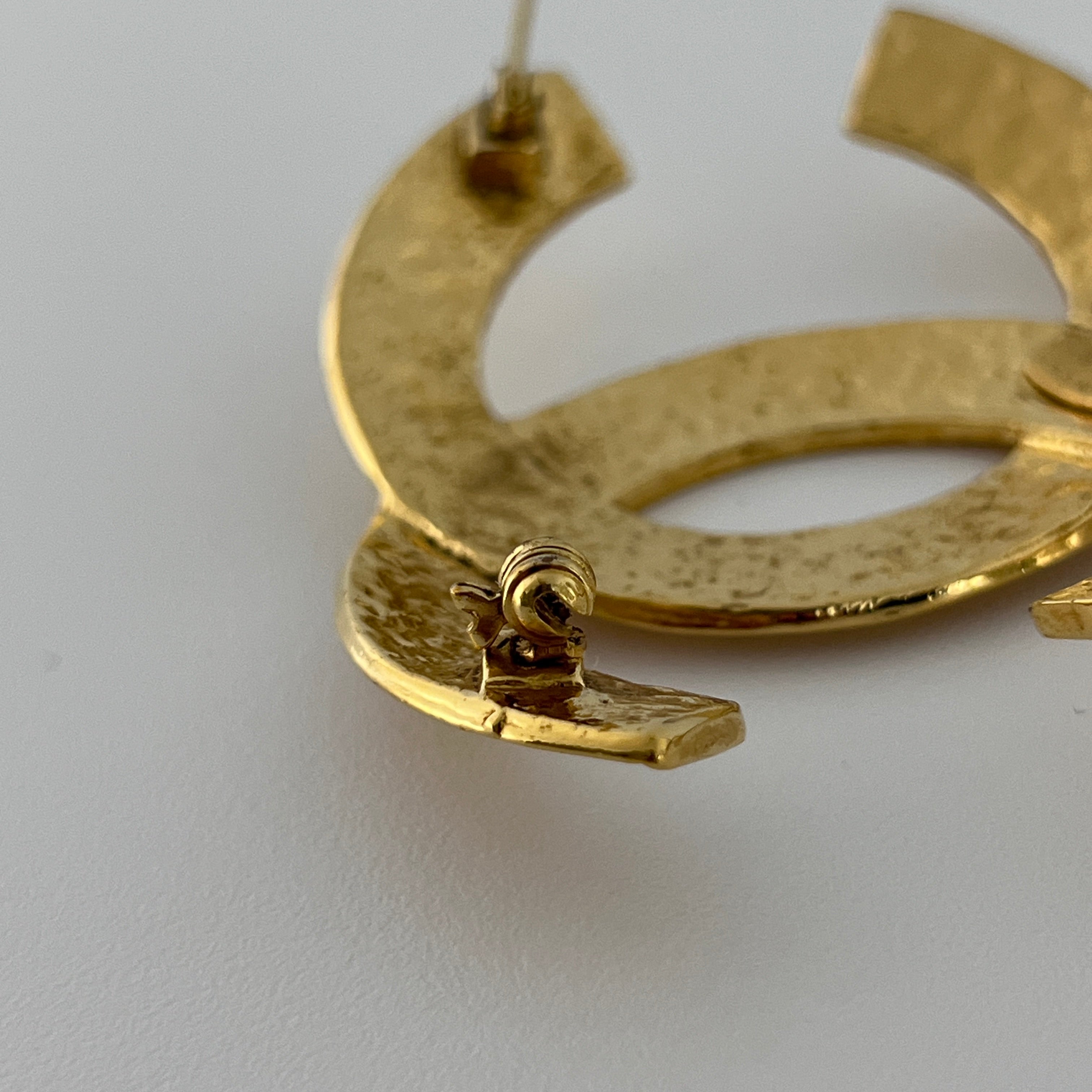 Broche CHANEL CC métal doré