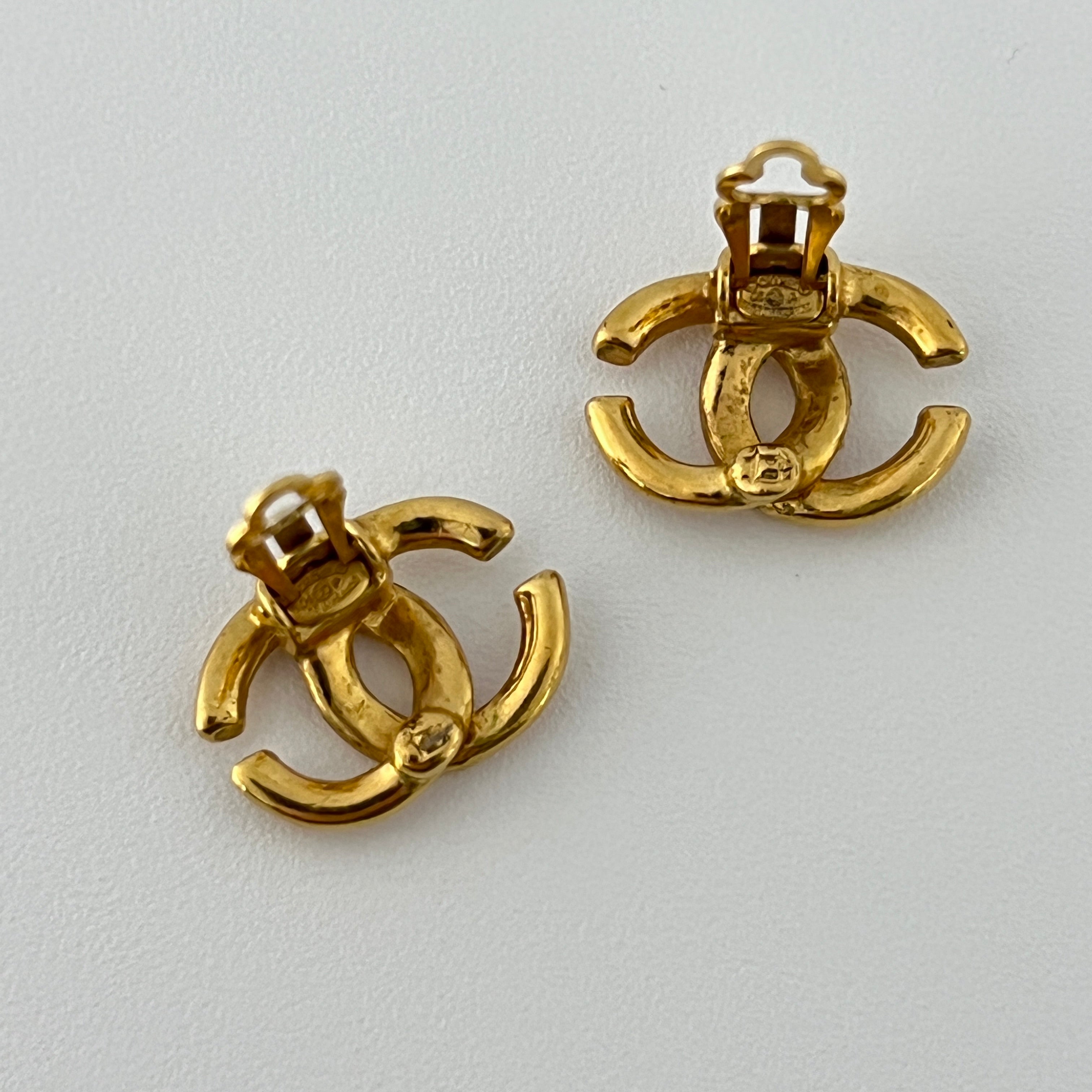 Boucles d'oreilles CHANEL CC Clip On métal doré