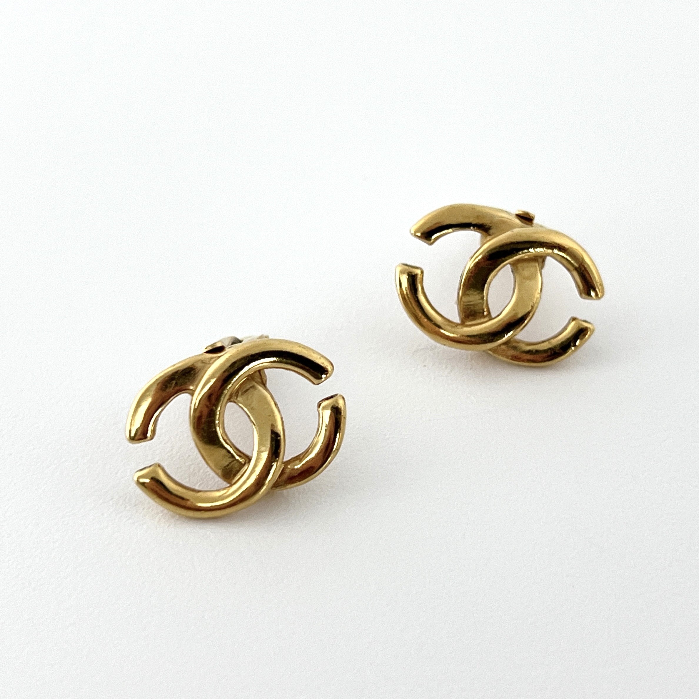 Boucles d'oreilles CHANEL CC Clip On métal doré