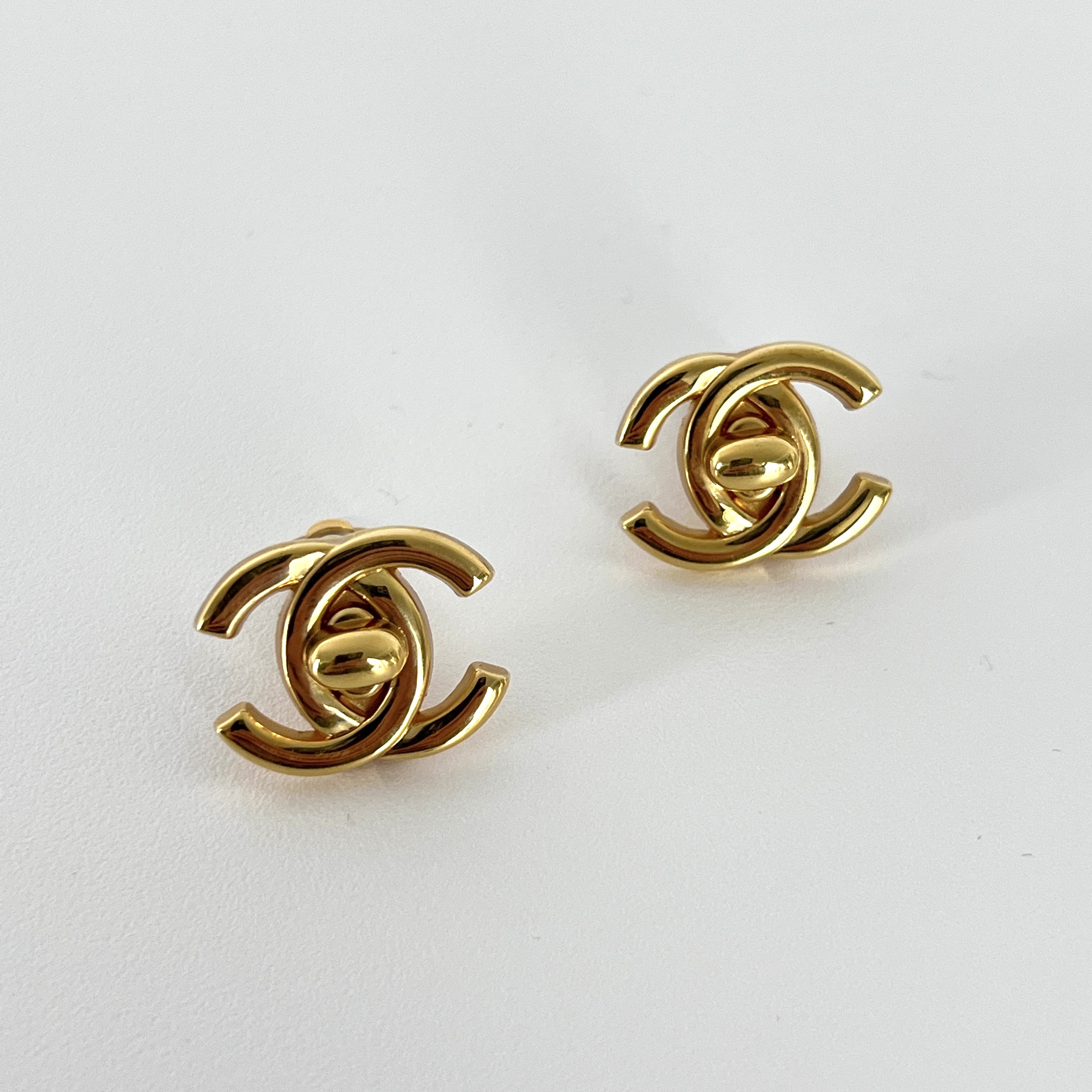 Boucles d'oreilles CHANEL CC Clip On métal doré