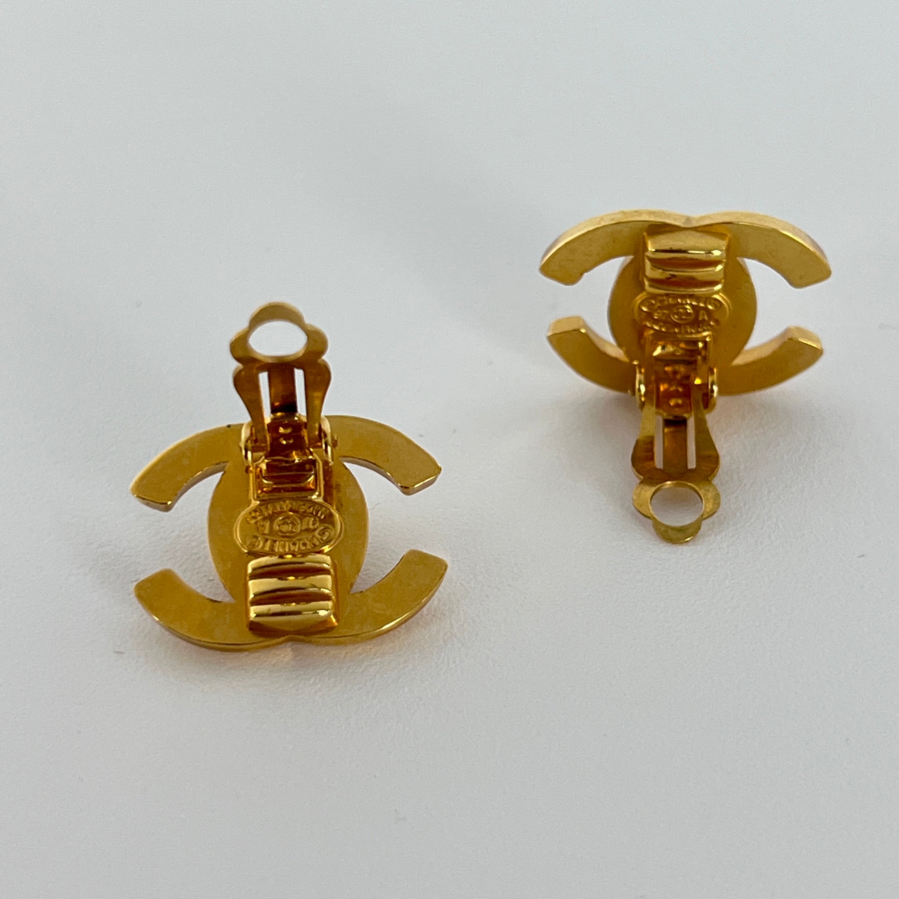 Boucles d'oreilles CHANEL CC Clip On métal doré