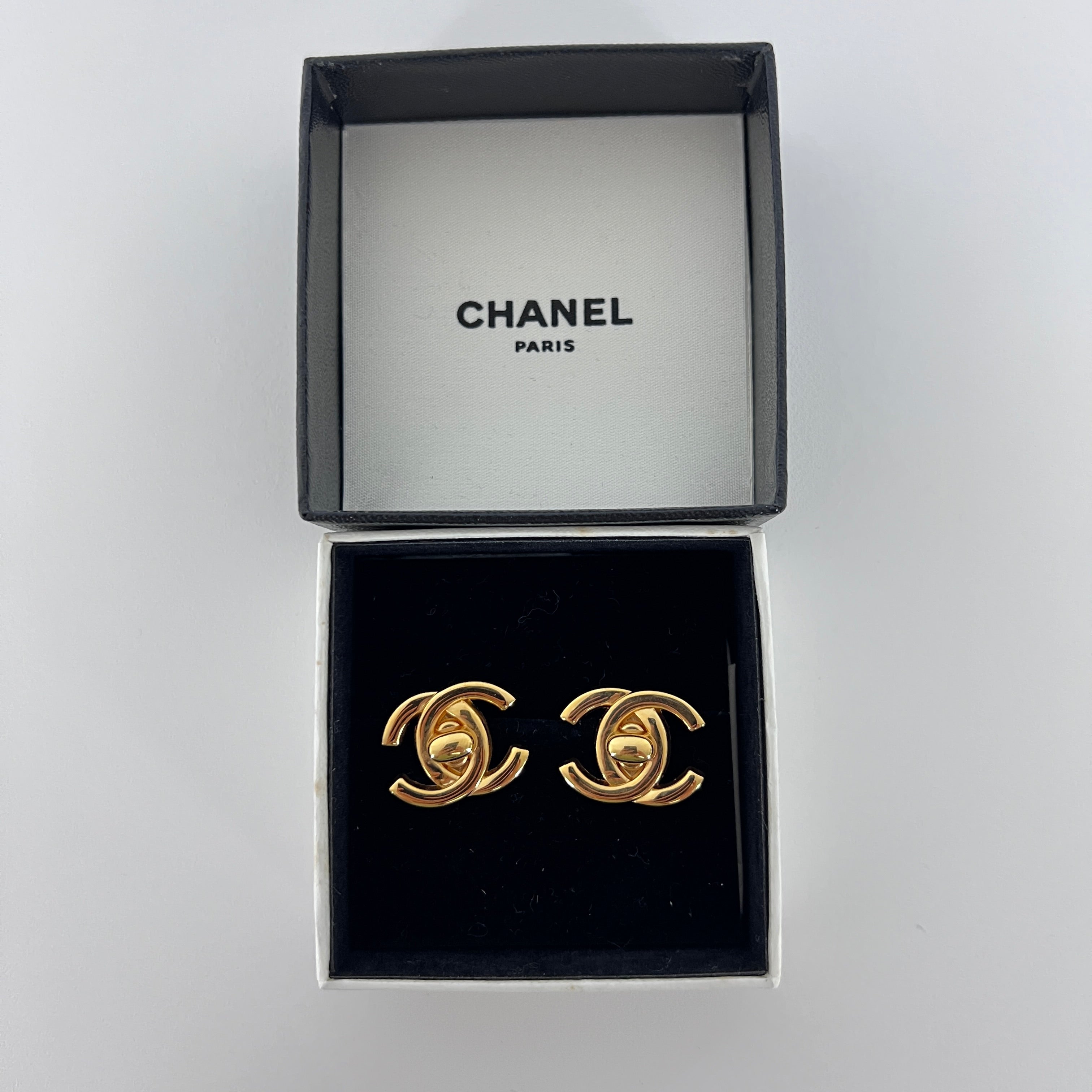 Boucles d'oreilles CHANEL CC Clip On métal doré