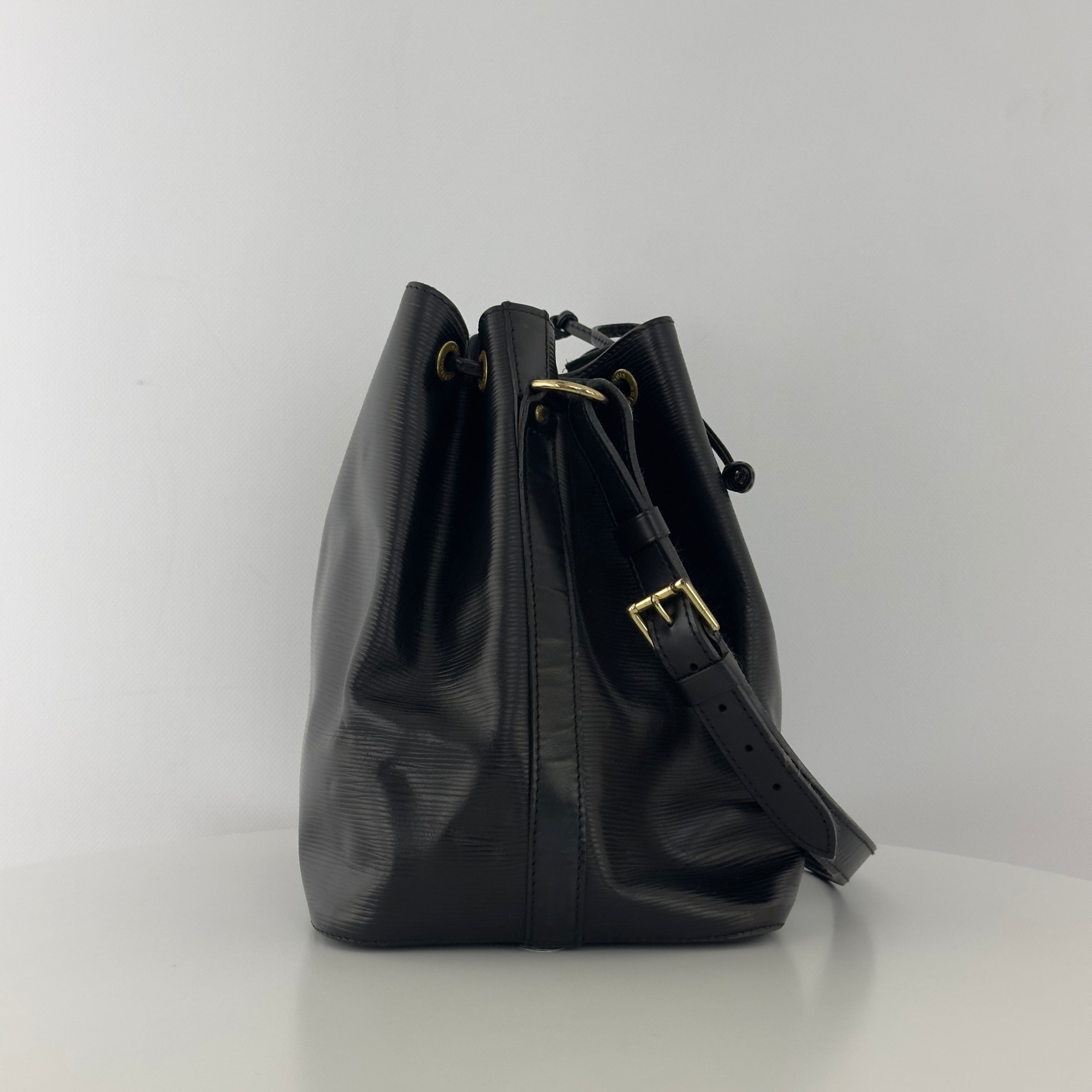 Sac à main LOUIS VUITTON Noé Petit cuir épi noir