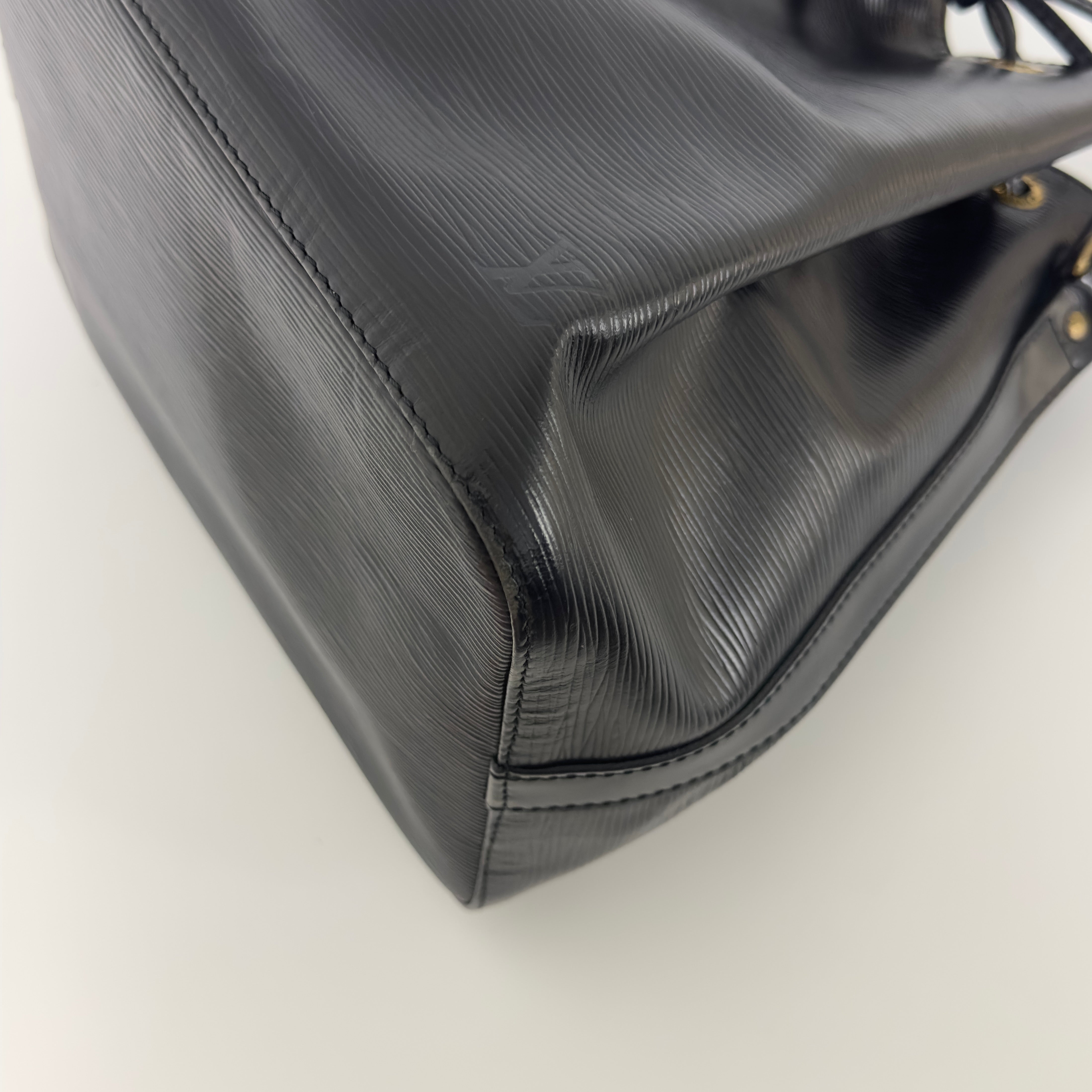 Sac à main LOUIS VUITTON Noé Petit cuir épi noir