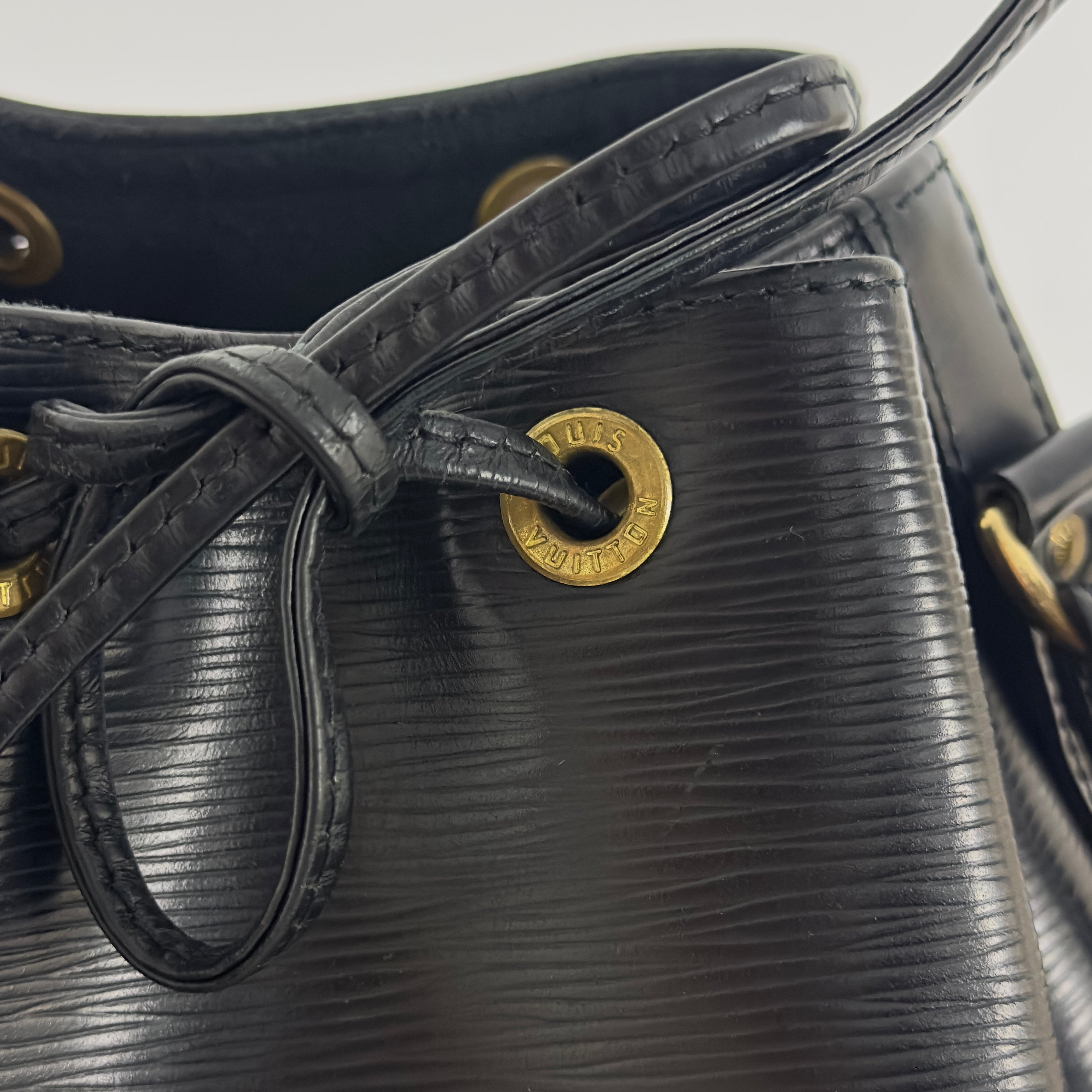 Sac à main LOUIS VUITTON Noé Petit cuir épi noir