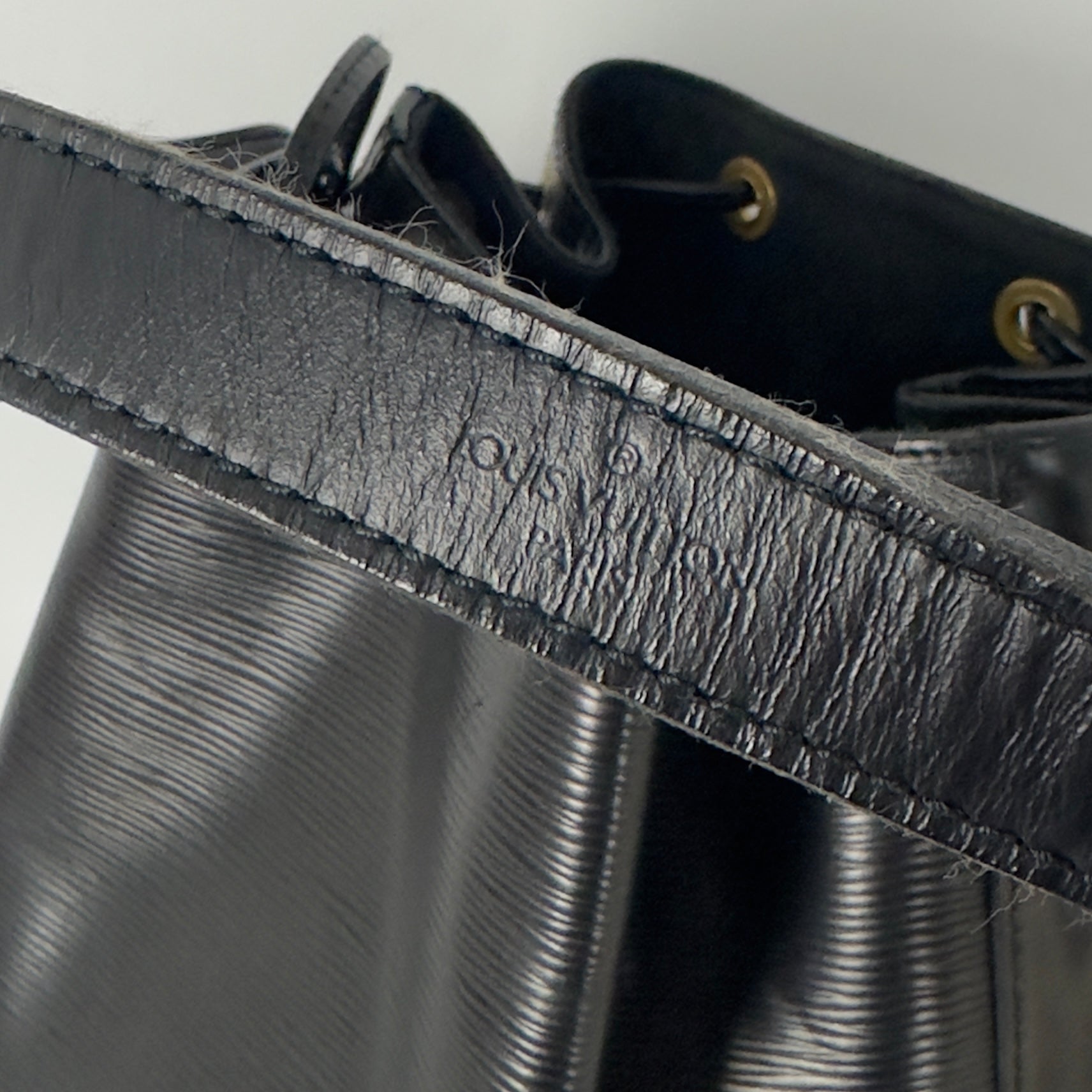 Sac à main LOUIS VUITTON Noé Petit cuir épi noir