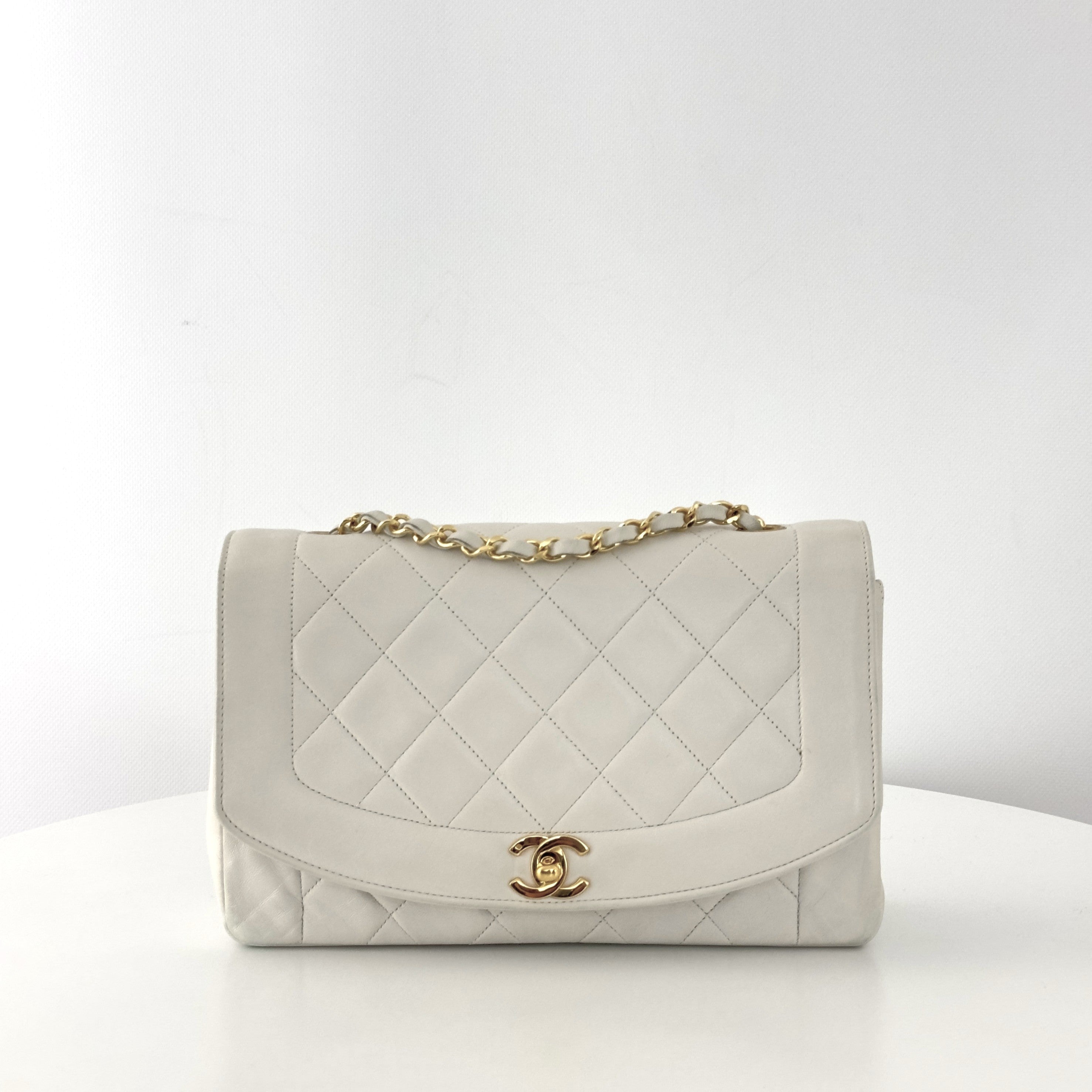 Sac à main CHANEL Diana Medium cuir d'agneau blanc