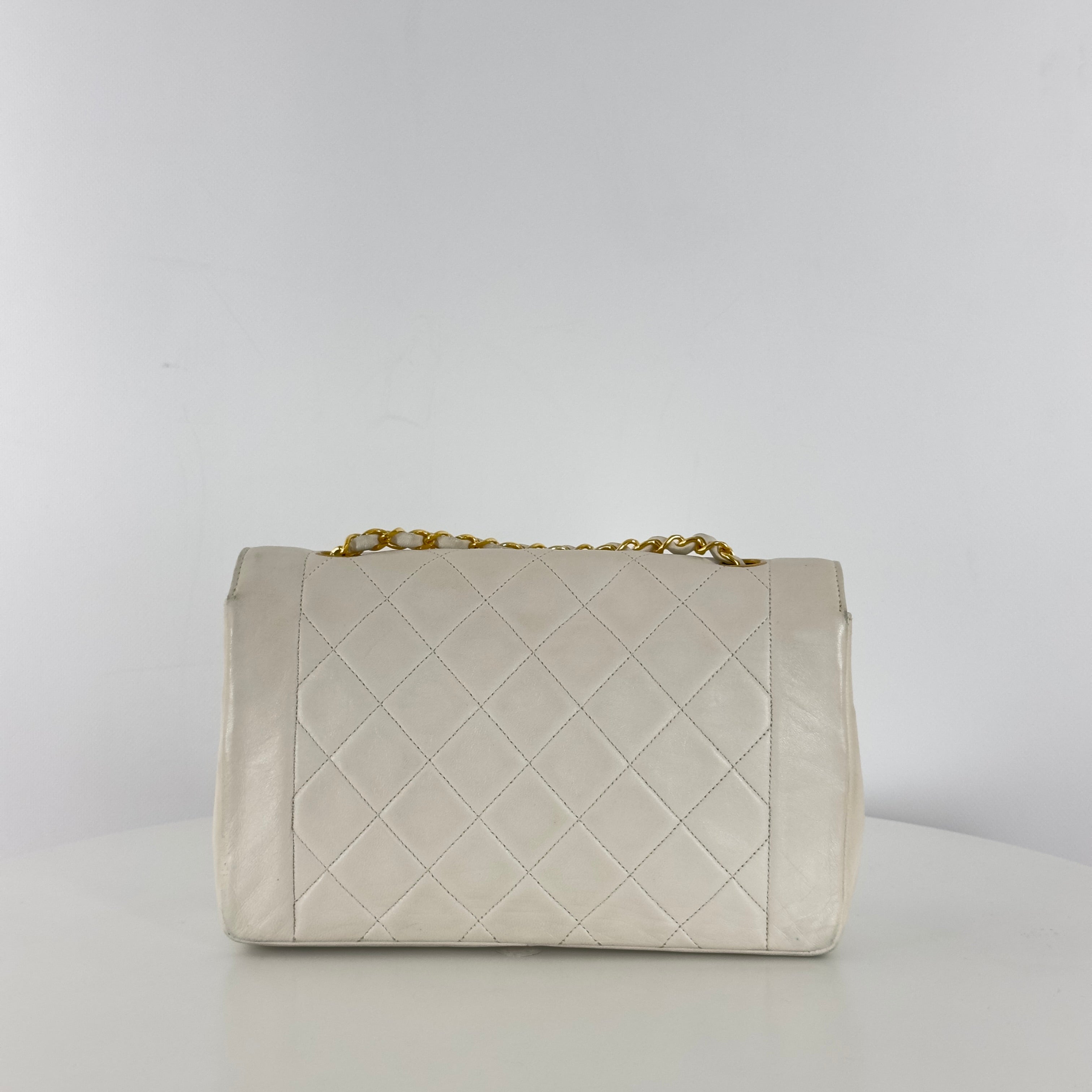 Sac à main CHANEL Diana Medium cuir d'agneau blanc