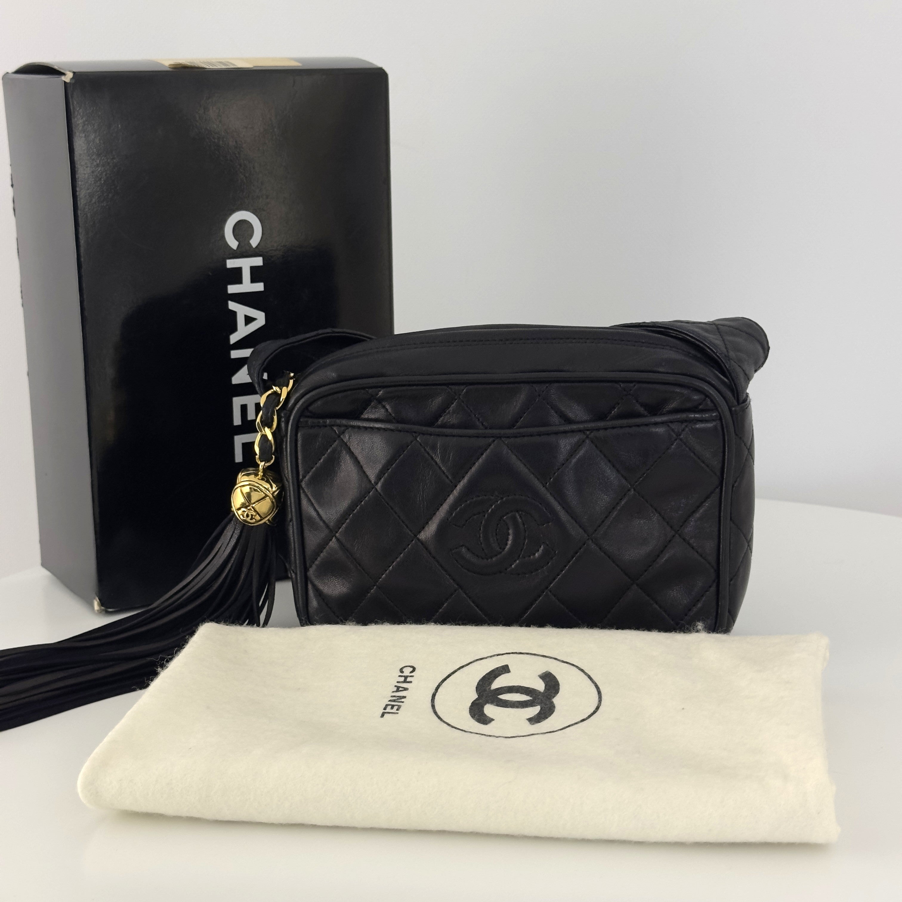 Sac à main CHANEL Camera Mini cuir d'agneau noir