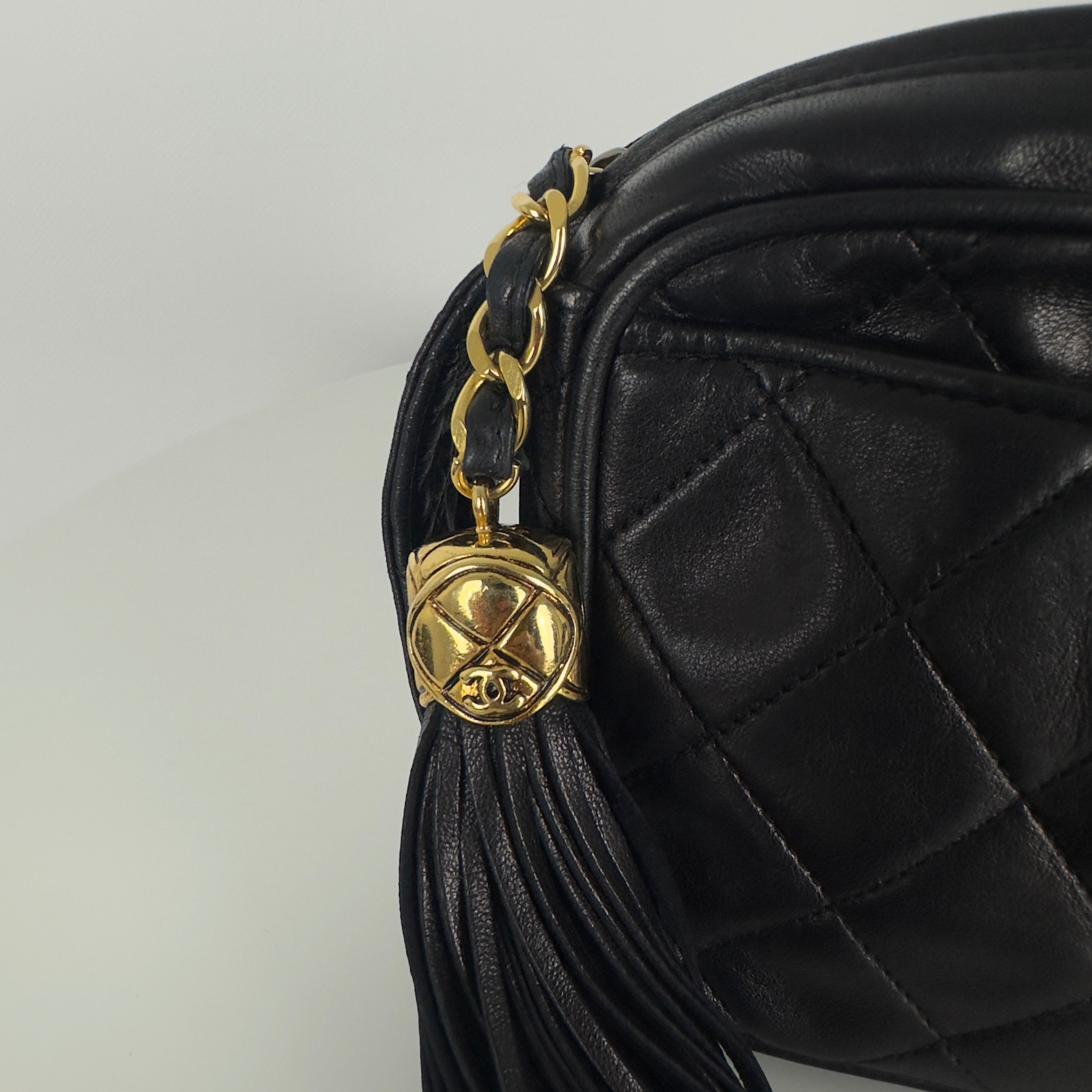 Sac à main CHANEL Camera Mini cuir d'agneau noir