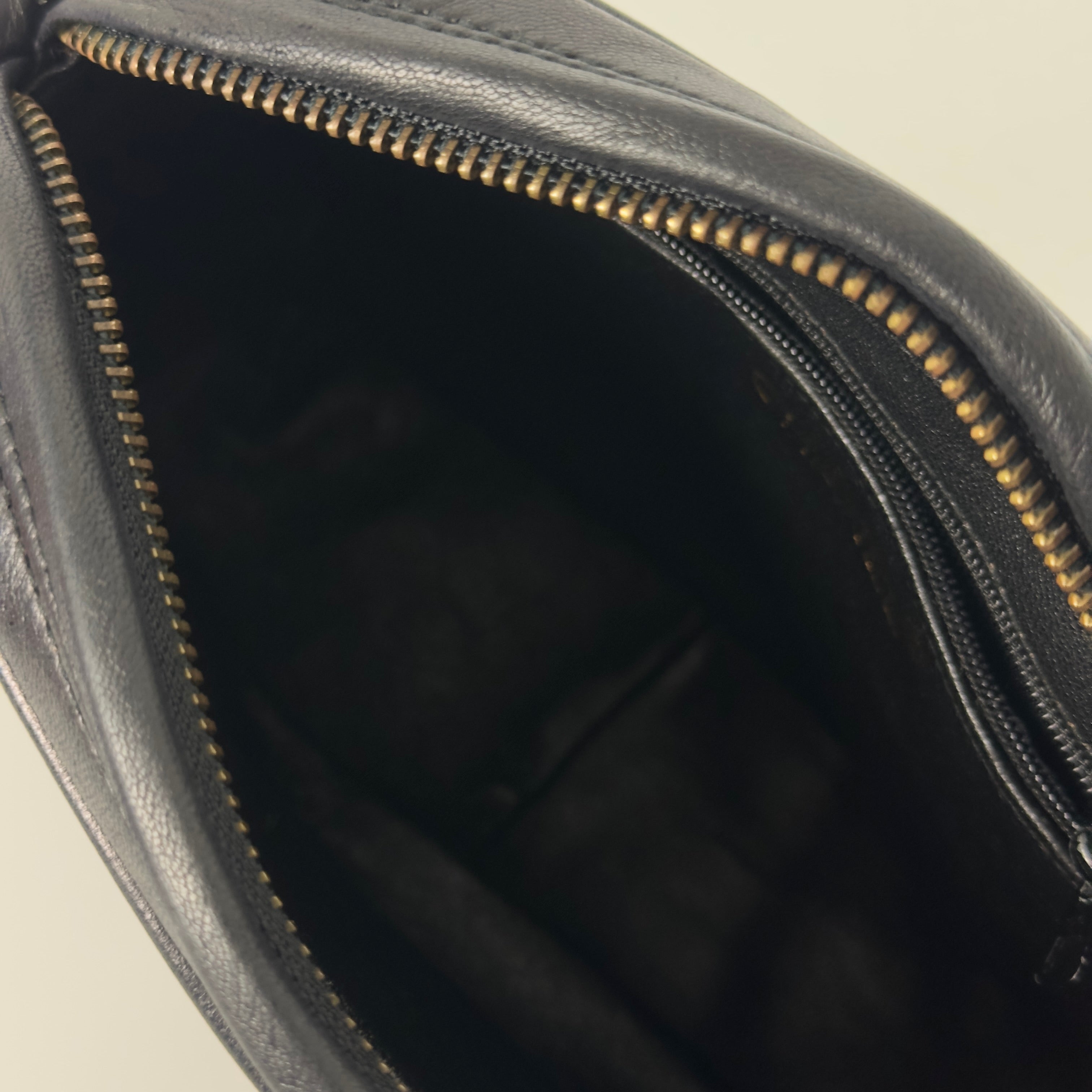 Sac à main CHANEL Camera Mini cuir d'agneau noir