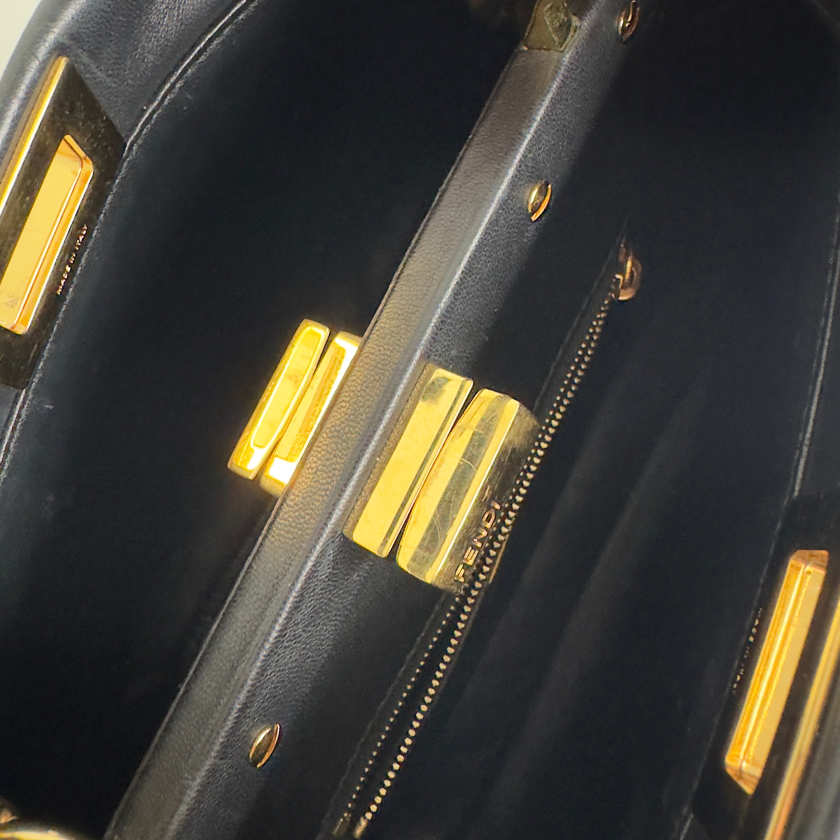 Sac à main FENDI Mini Peekaboo cuir noir