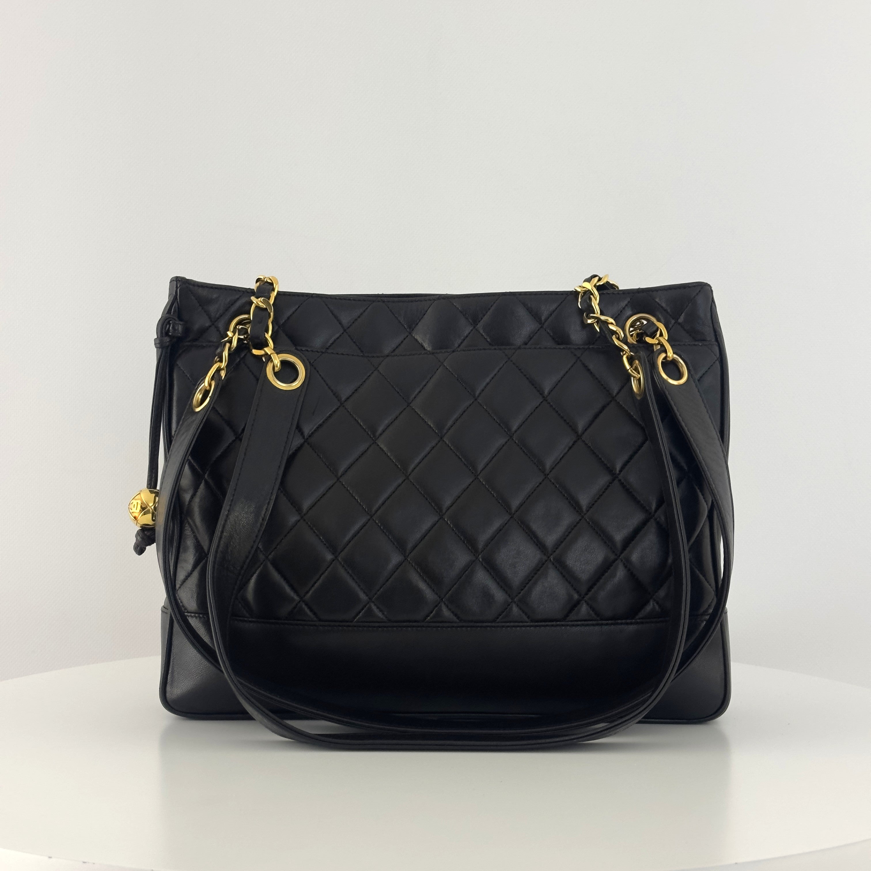 Sac à main CHANEL Tote Matelassé Chain cuir d'agneau noir