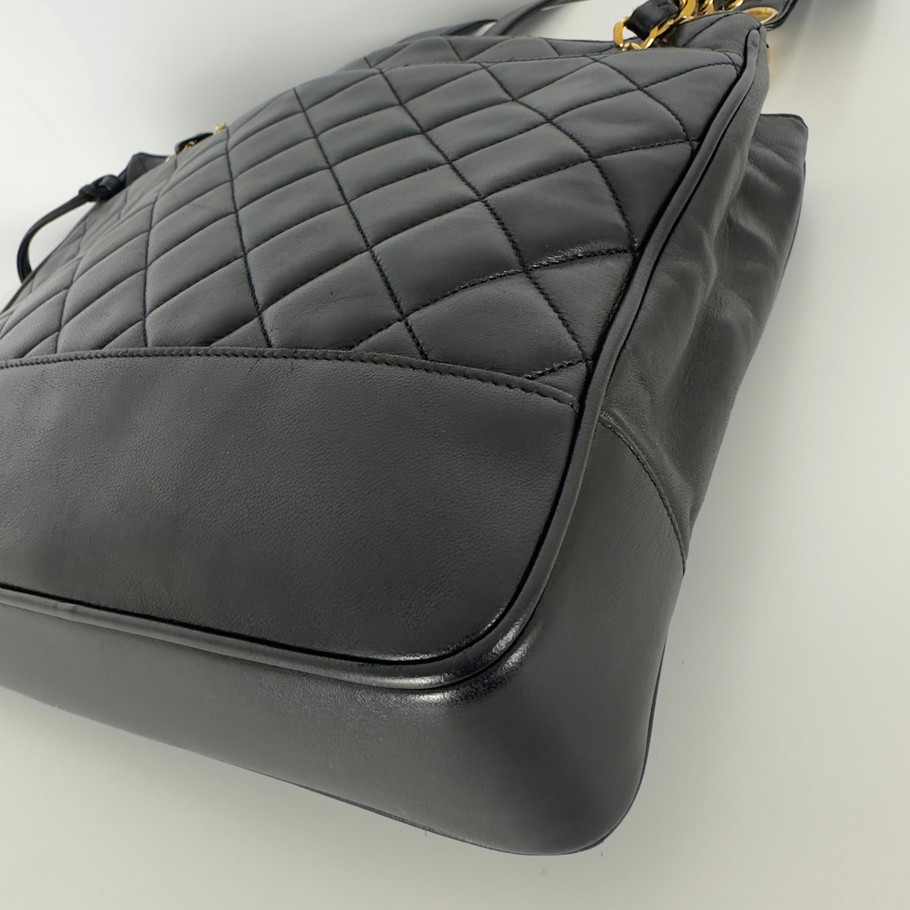 Sac à main CHANEL Tote Matelassé Chain cuir d'agneau noir