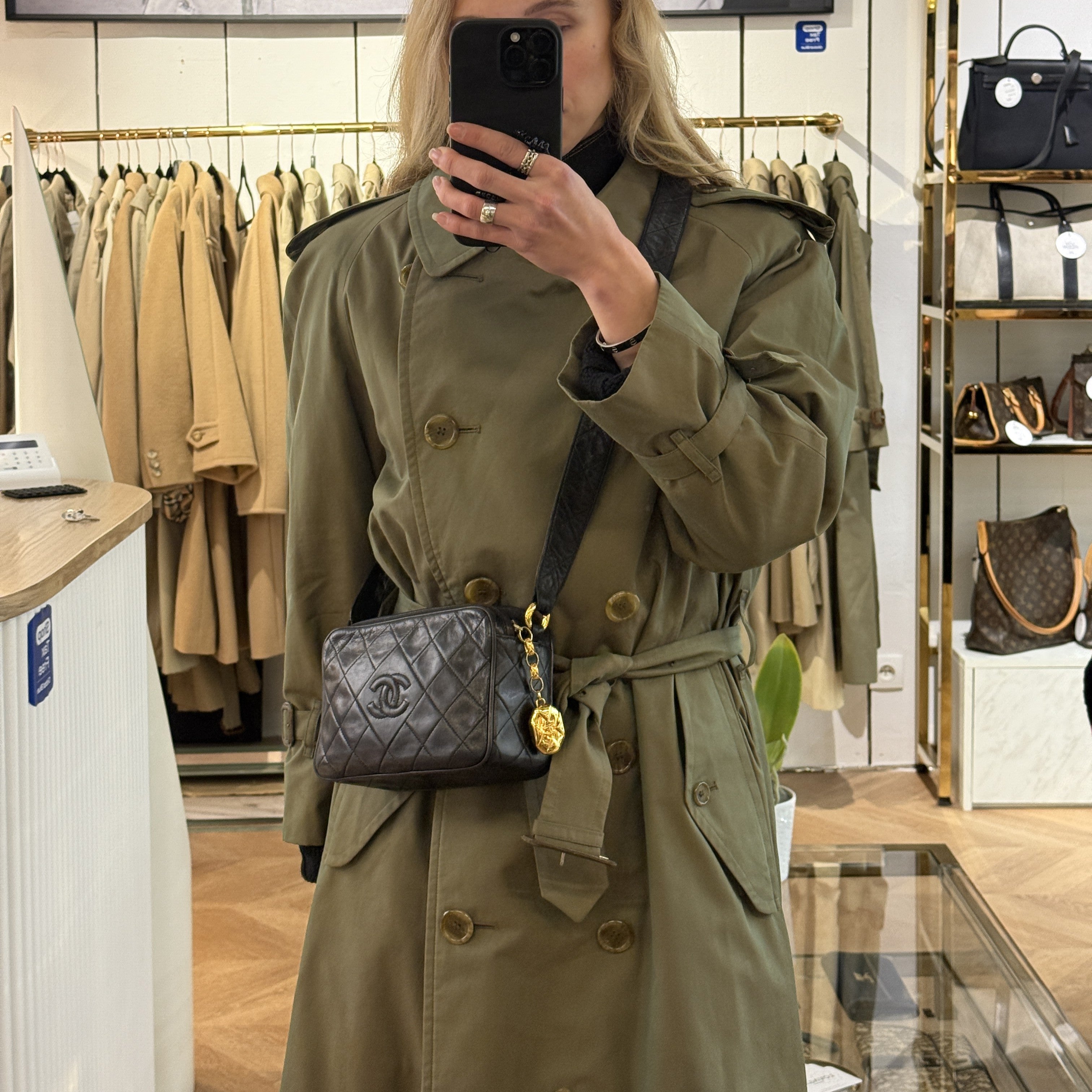 Sac à main CHANEL Matelassé Shoulder Bag cuir d'agneau noir