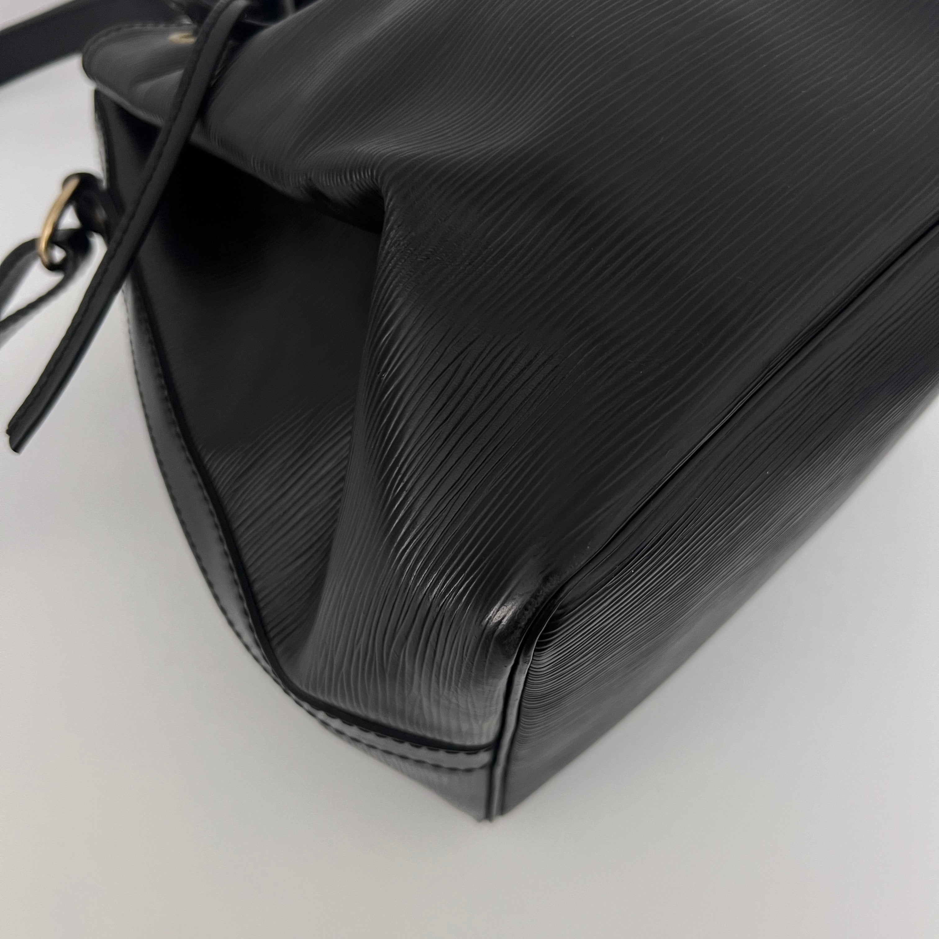 LOUIS VUITTON Noé Petit Bag in Black Epi Leather