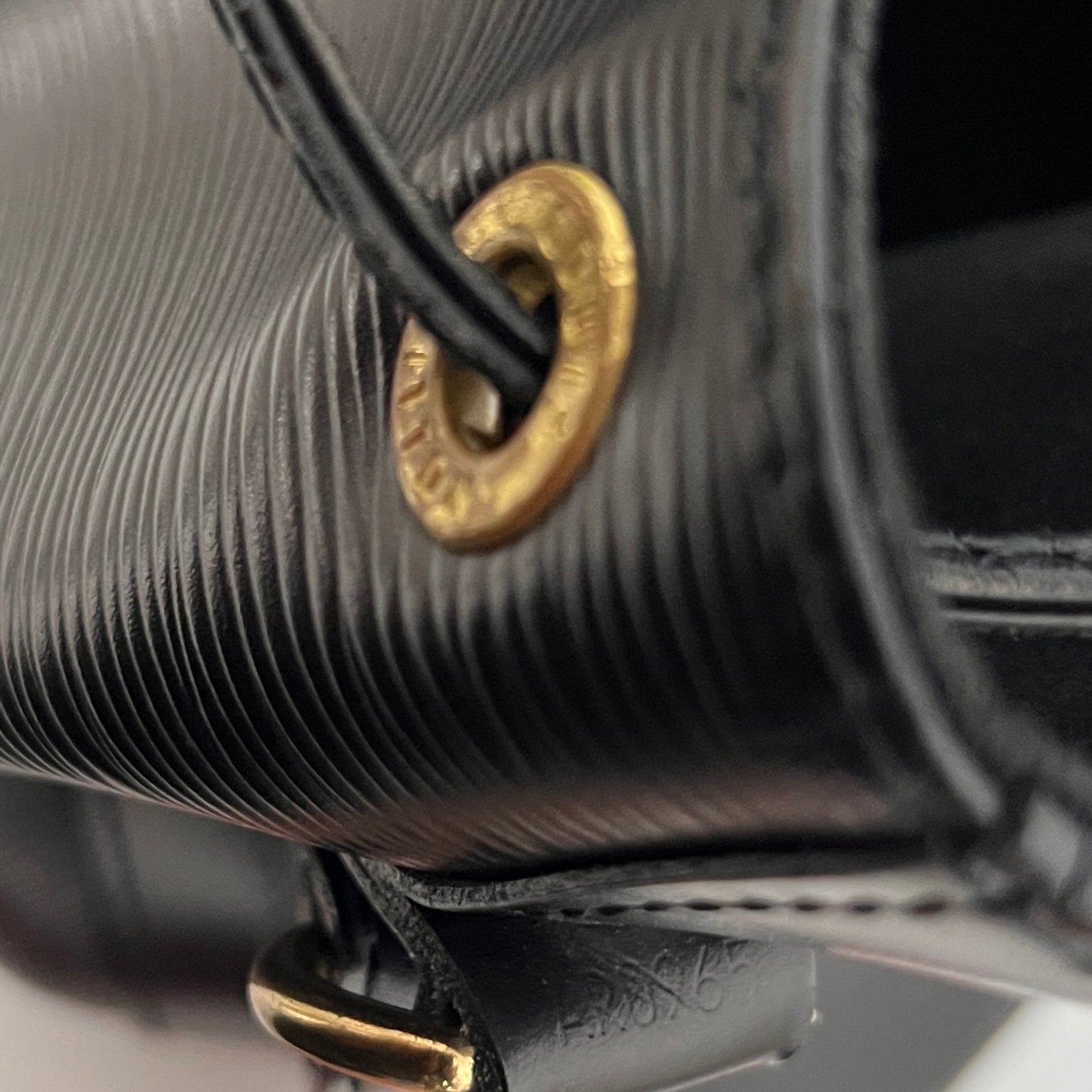 Sac LOUIS VUITTON Noé Petit cuir épi noir