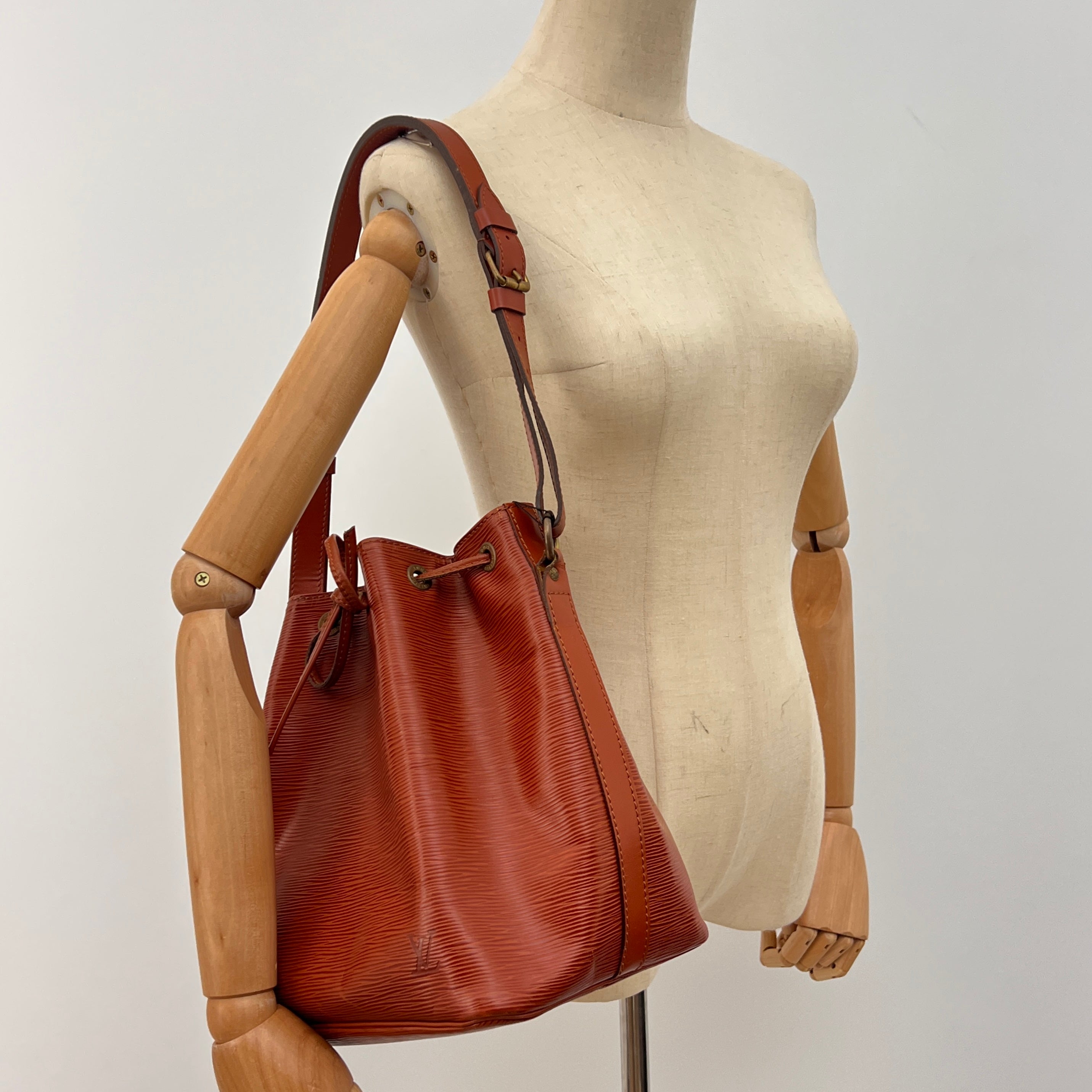 Sac LOUIS VUITTON Noé Petit cuir épi marron