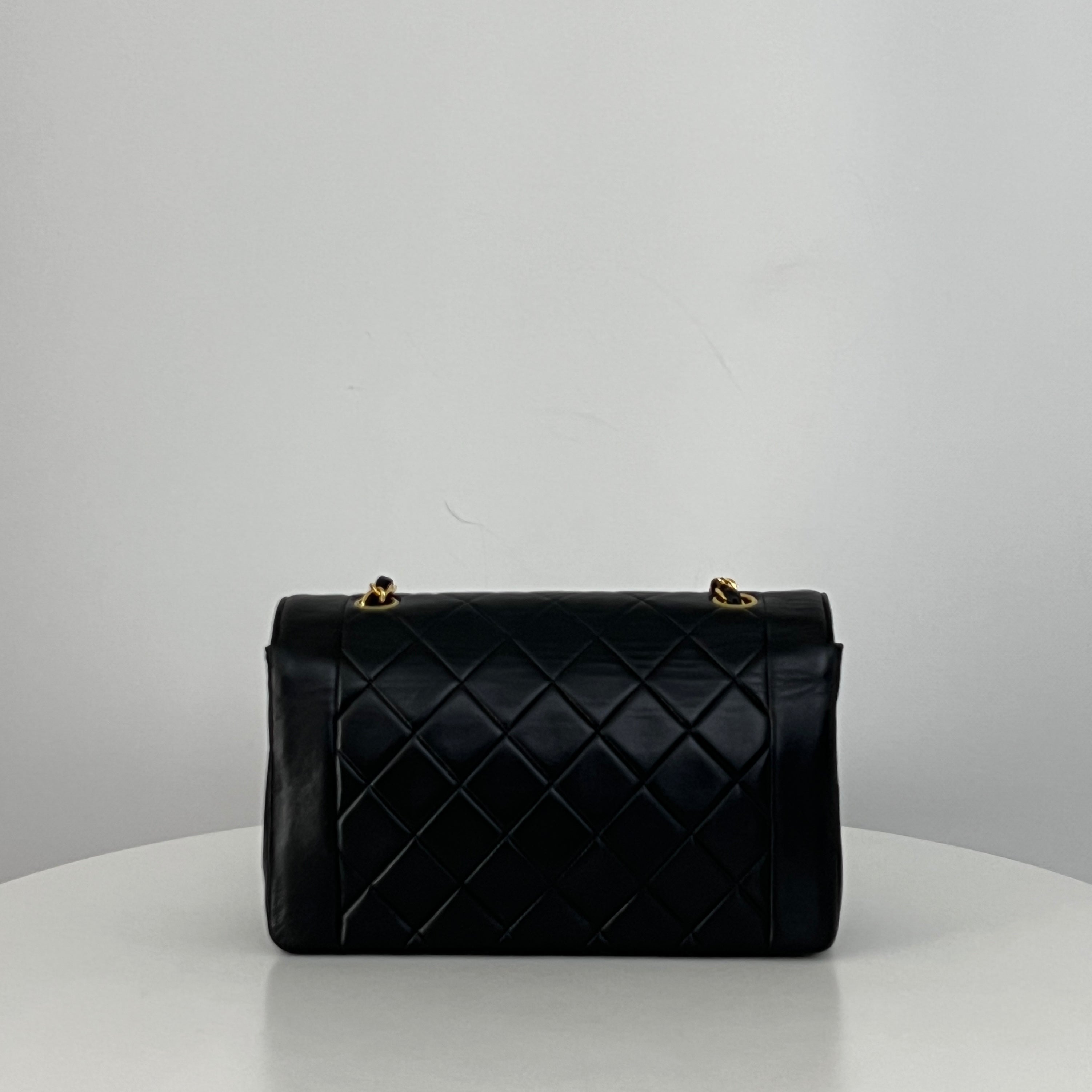 Sac à bandoulière CHANEL Diana Medium cuir d'agneau noir vintage 1996-1997