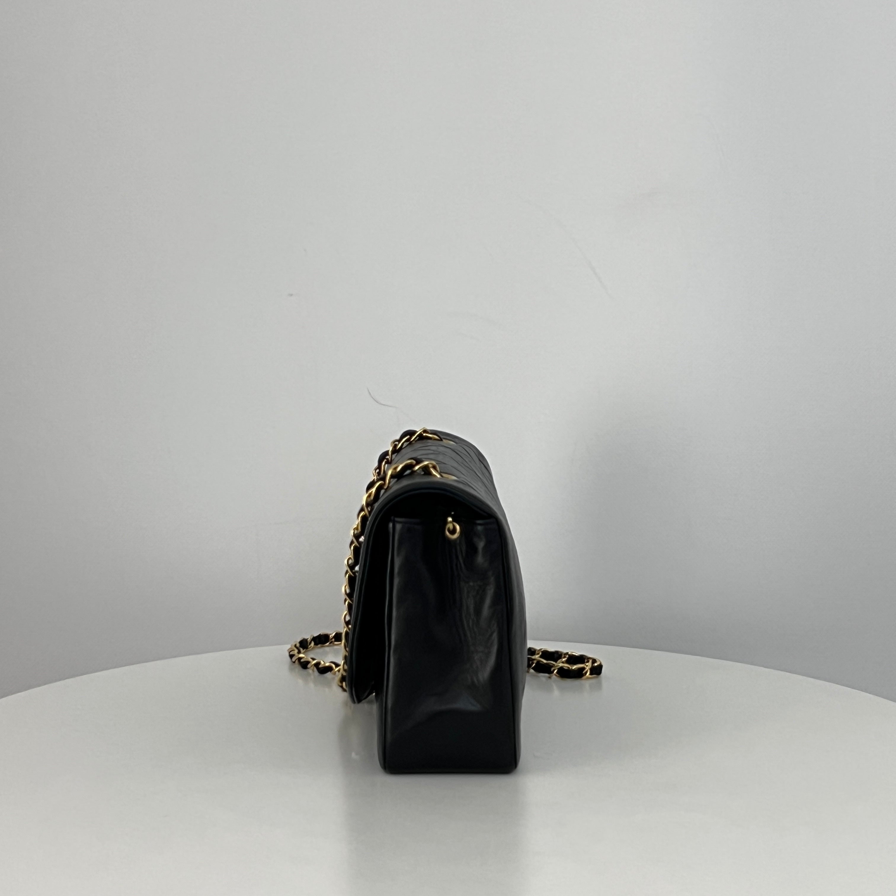 Sac à bandoulière CHANEL Diana Medium cuir d'agneau noir vintage 1996-1997