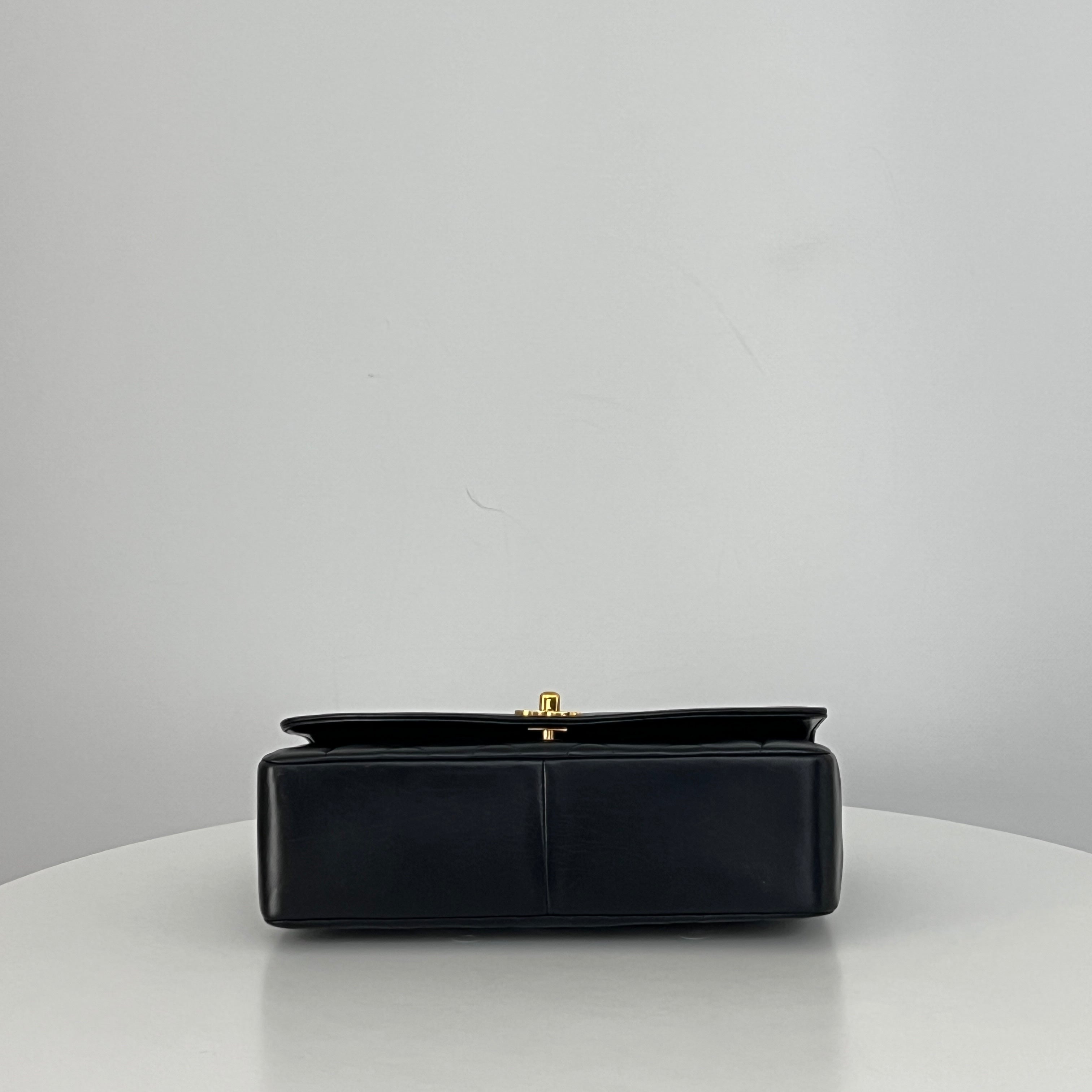 Sac à bandoulière CHANEL Diana Medium cuir d'agneau noir vintage 1996-1997
