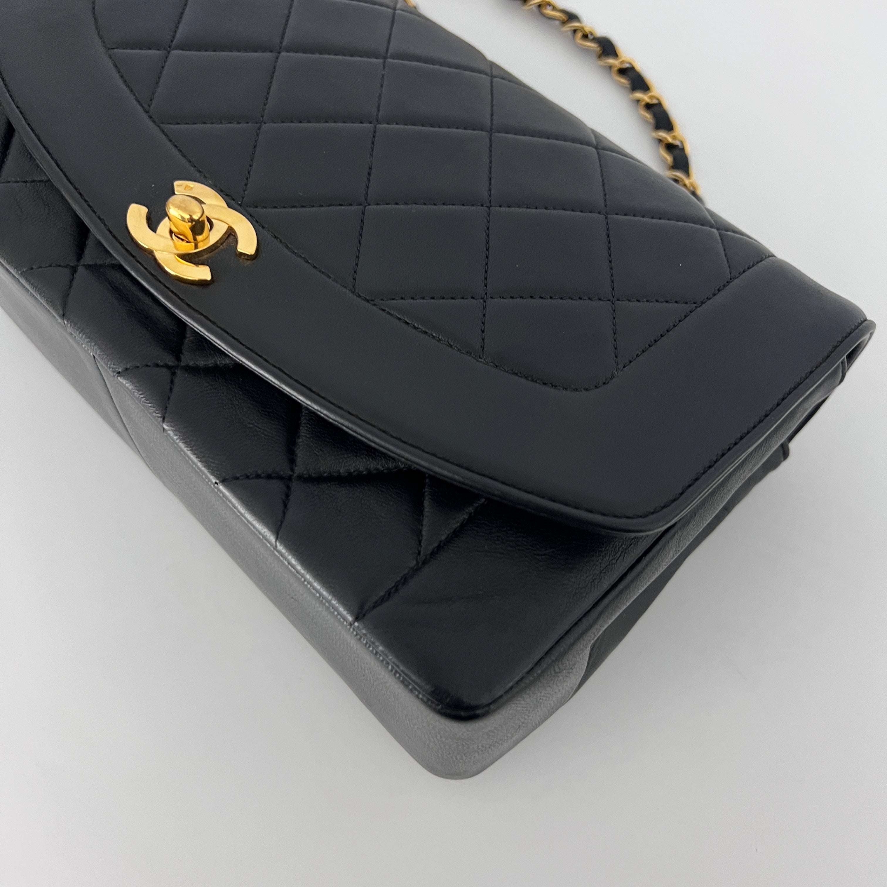 Sac à bandoulière CHANEL Diana Medium cuir d'agneau noir vintage 1996-1997