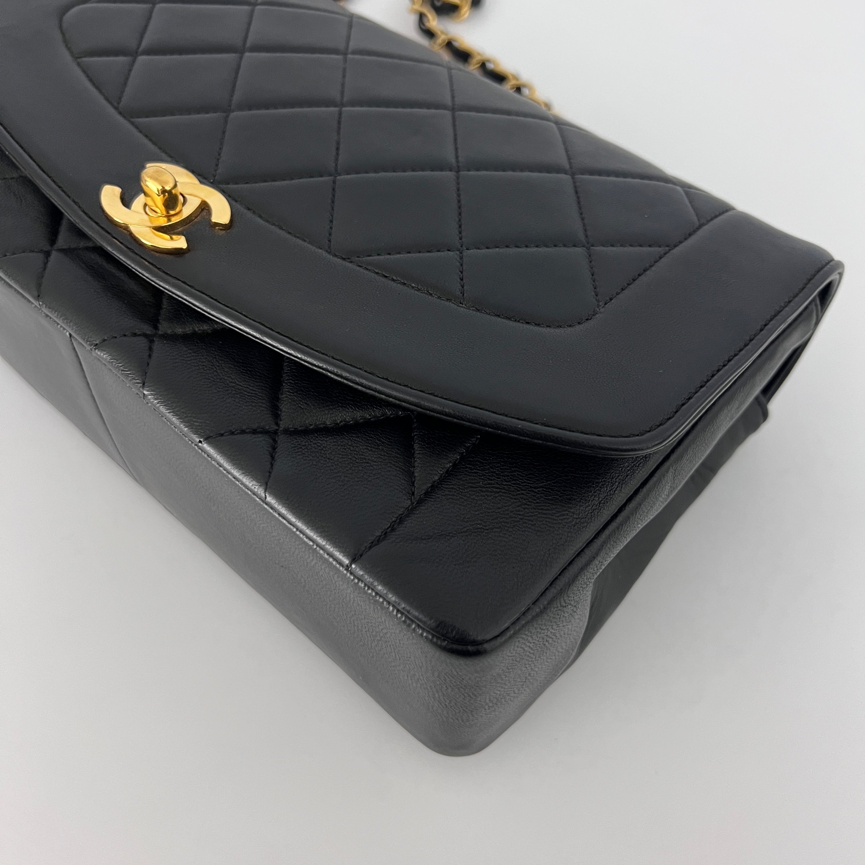 Sac à bandoulière CHANEL Diana Medium cuir d'agneau noir vintage 1996-1997