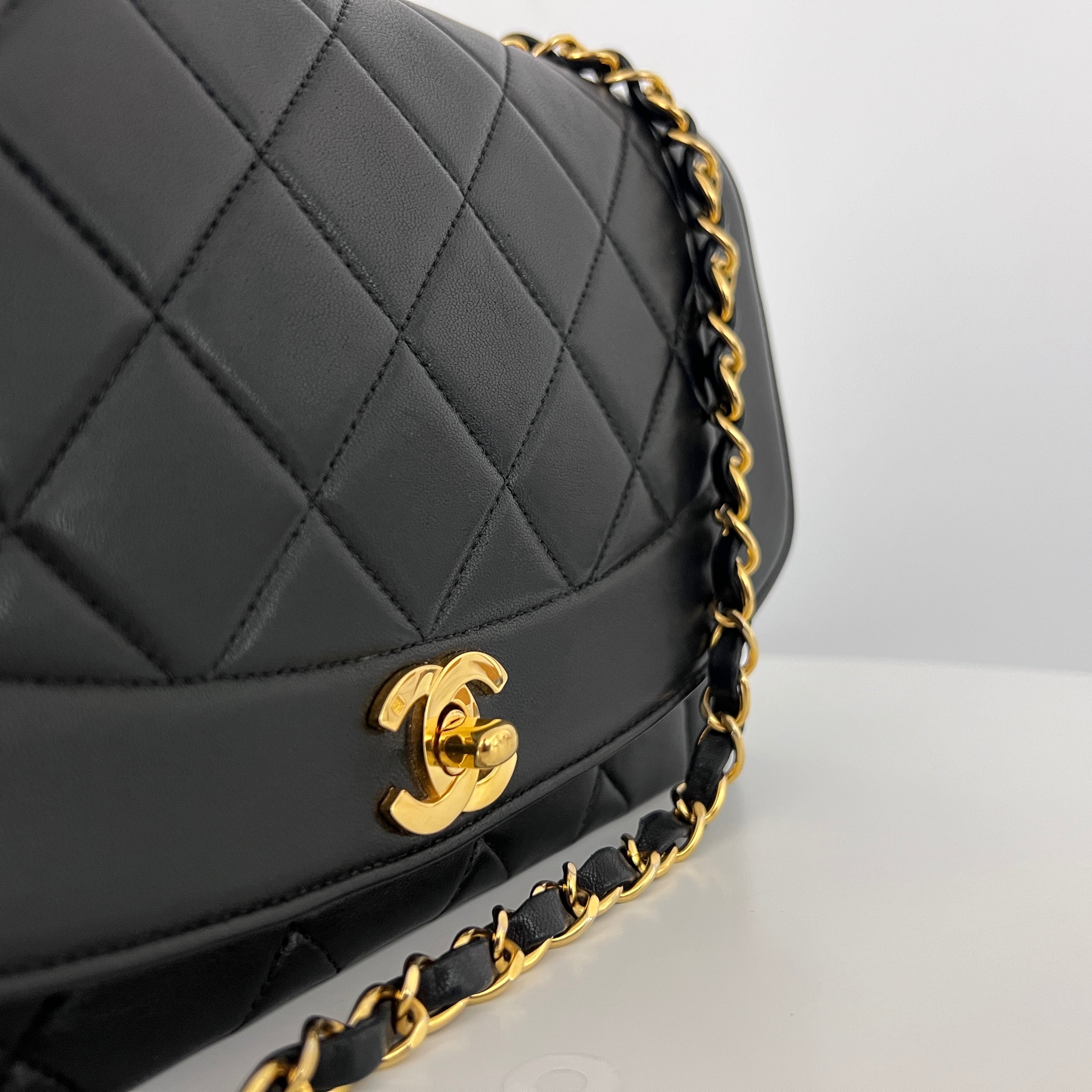 Sac à bandoulière CHANEL Diana Medium cuir d'agneau noir vintage 1996-1997