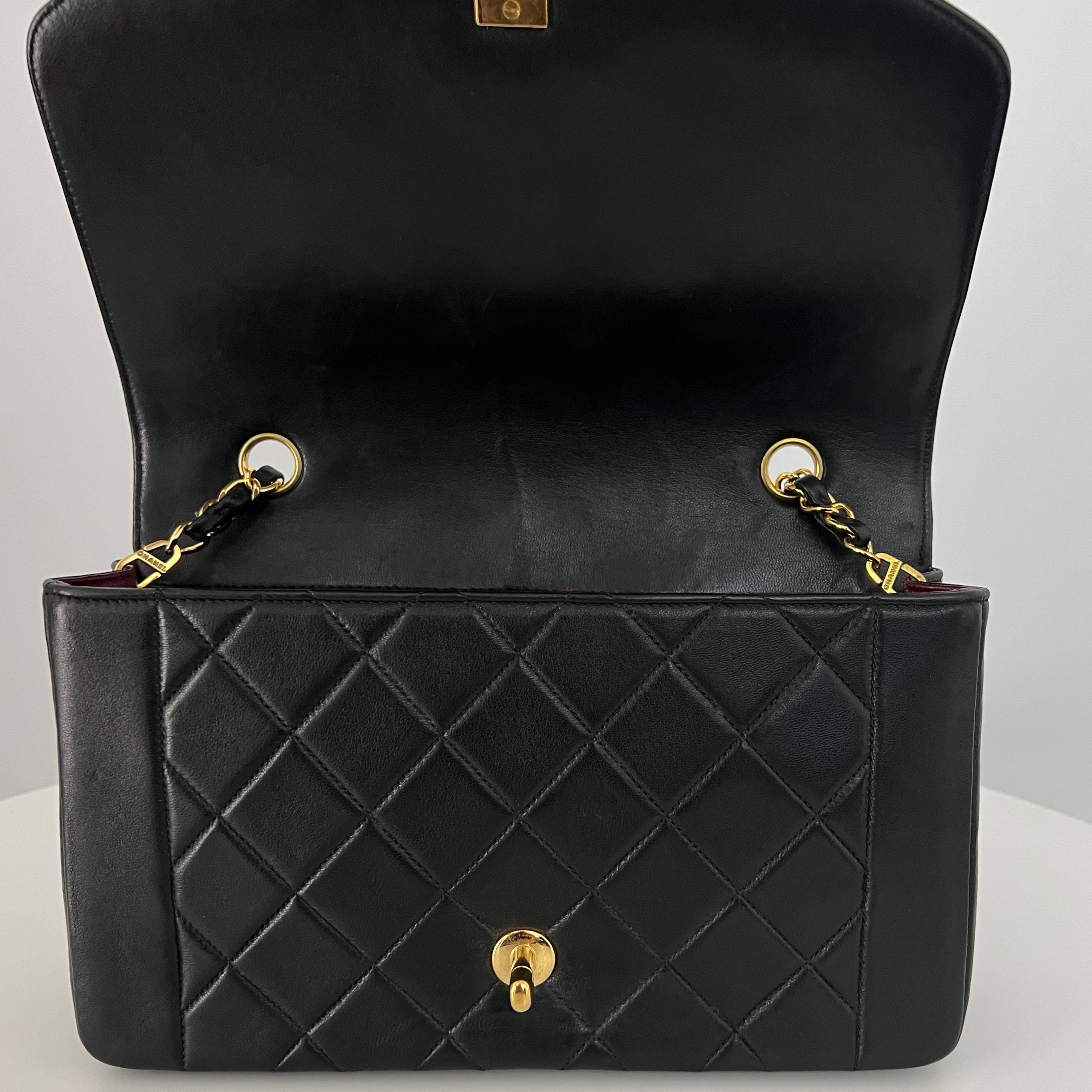 Sac à bandoulière CHANEL Diana Medium cuir d'agneau noir vintage 1996-1997