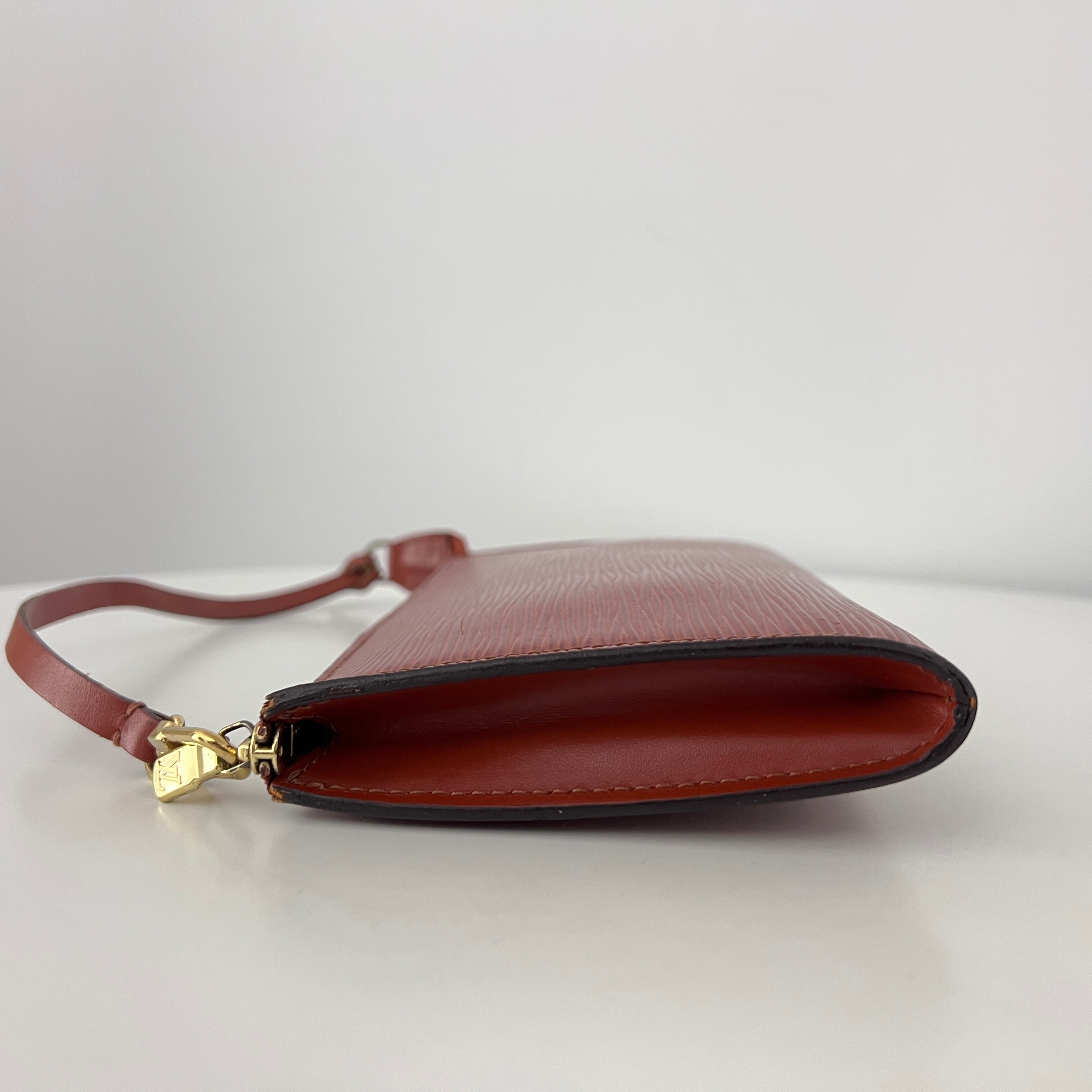 Sac LOUIS VUITTON Pochette Accessoires cuir épi marron vintage 1996