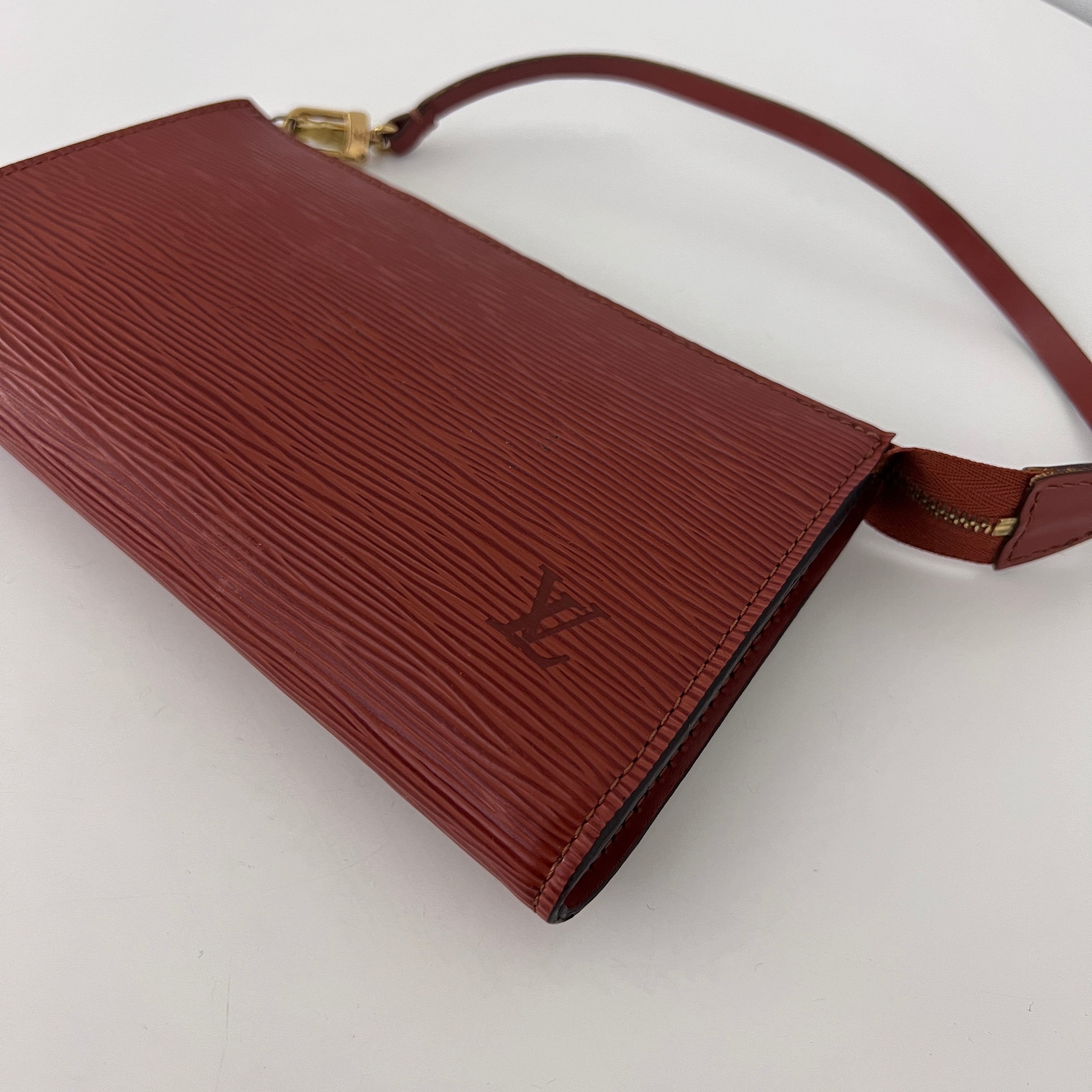 Sac LOUIS VUITTON Pochette Accessoires cuir épi marron vintage 1996