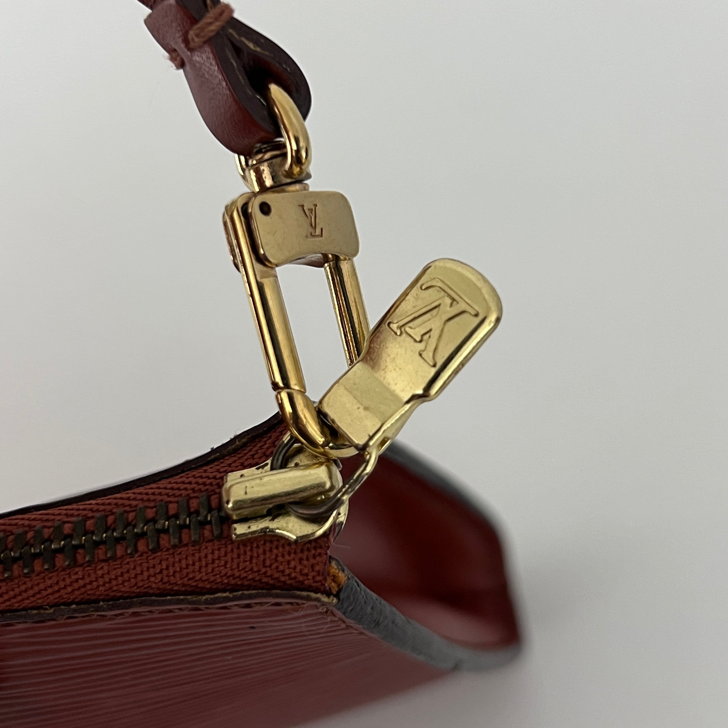 Sac LOUIS VUITTON Pochette Accessoires cuir épi marron vintage 1996