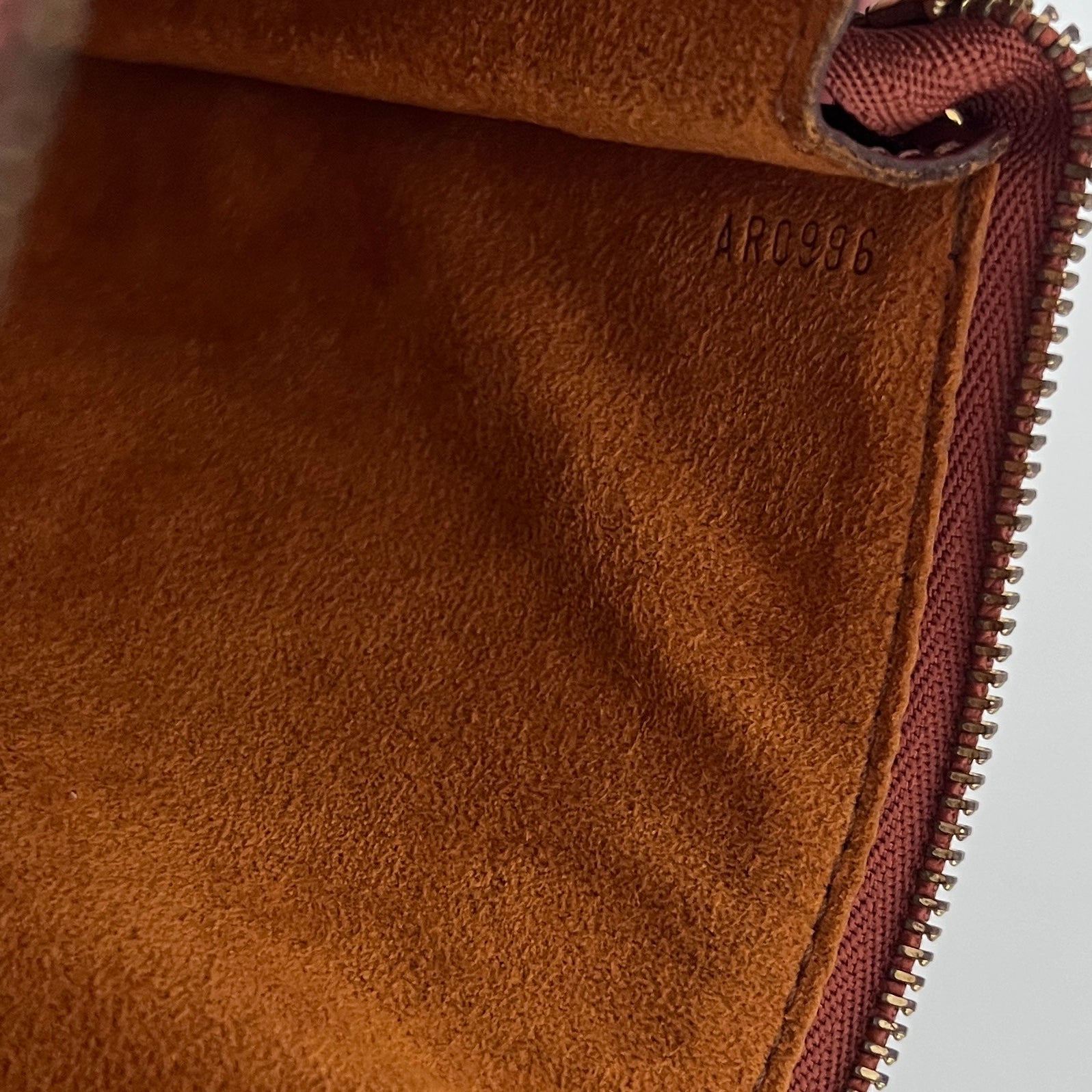 Sac LOUIS VUITTON Pochette Accessoires cuir épi marron vintage 1996