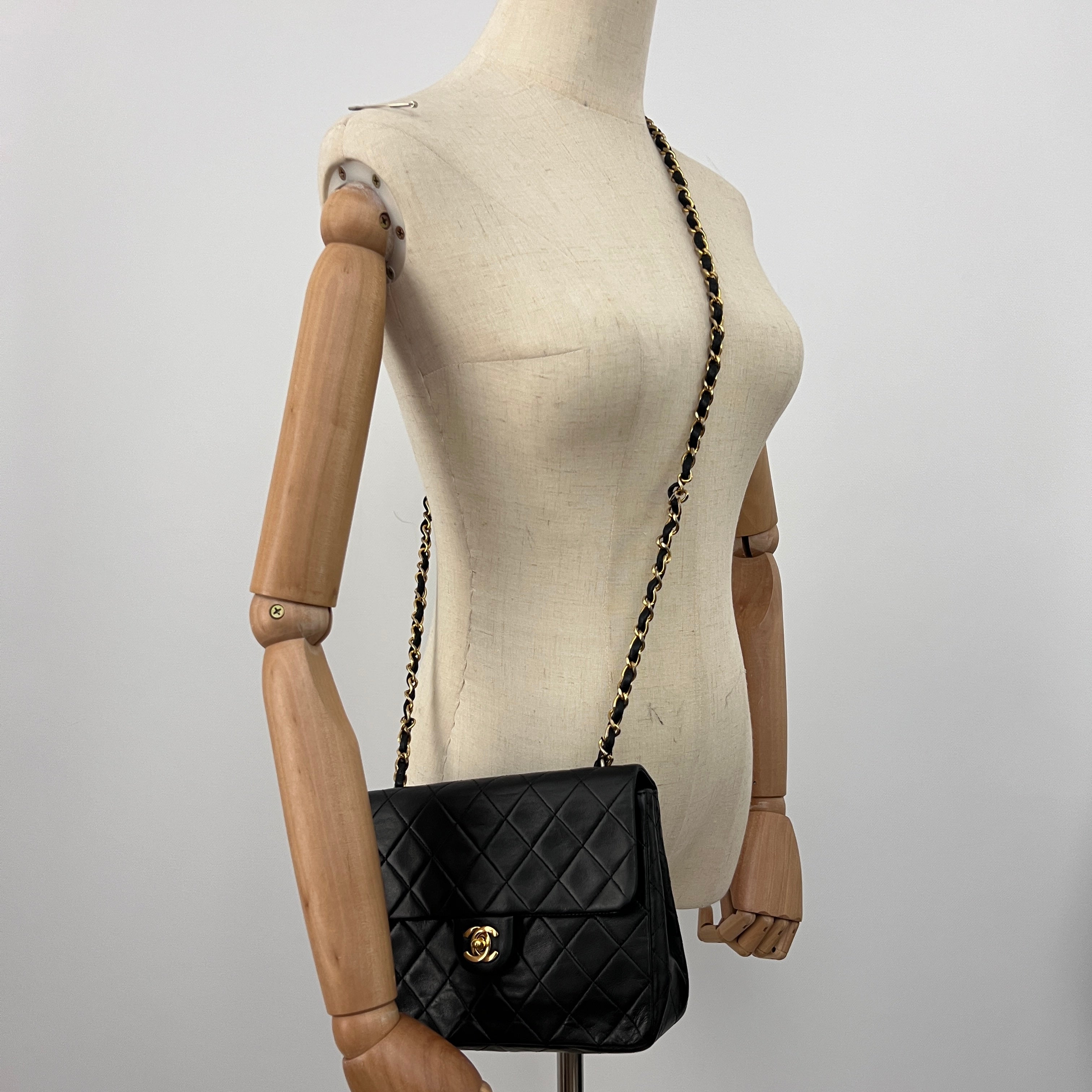 Sac à bandoulière CHANEL Classique Mini Rectangle cuir d'agneau noir vintage 1989-1991